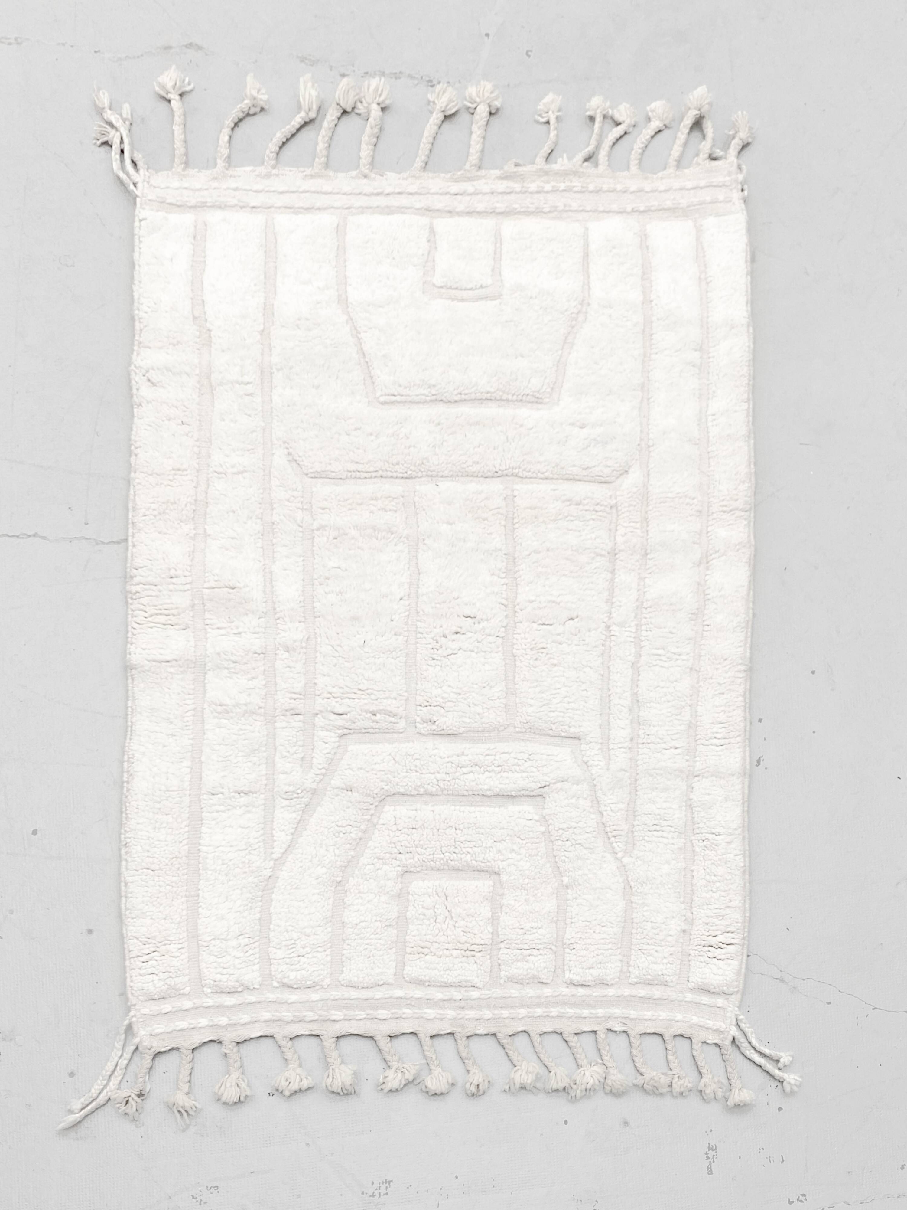 Ecru Beni Ouarain Berber rug with motifs engraved in the weft, 1.53 x 1.07 m