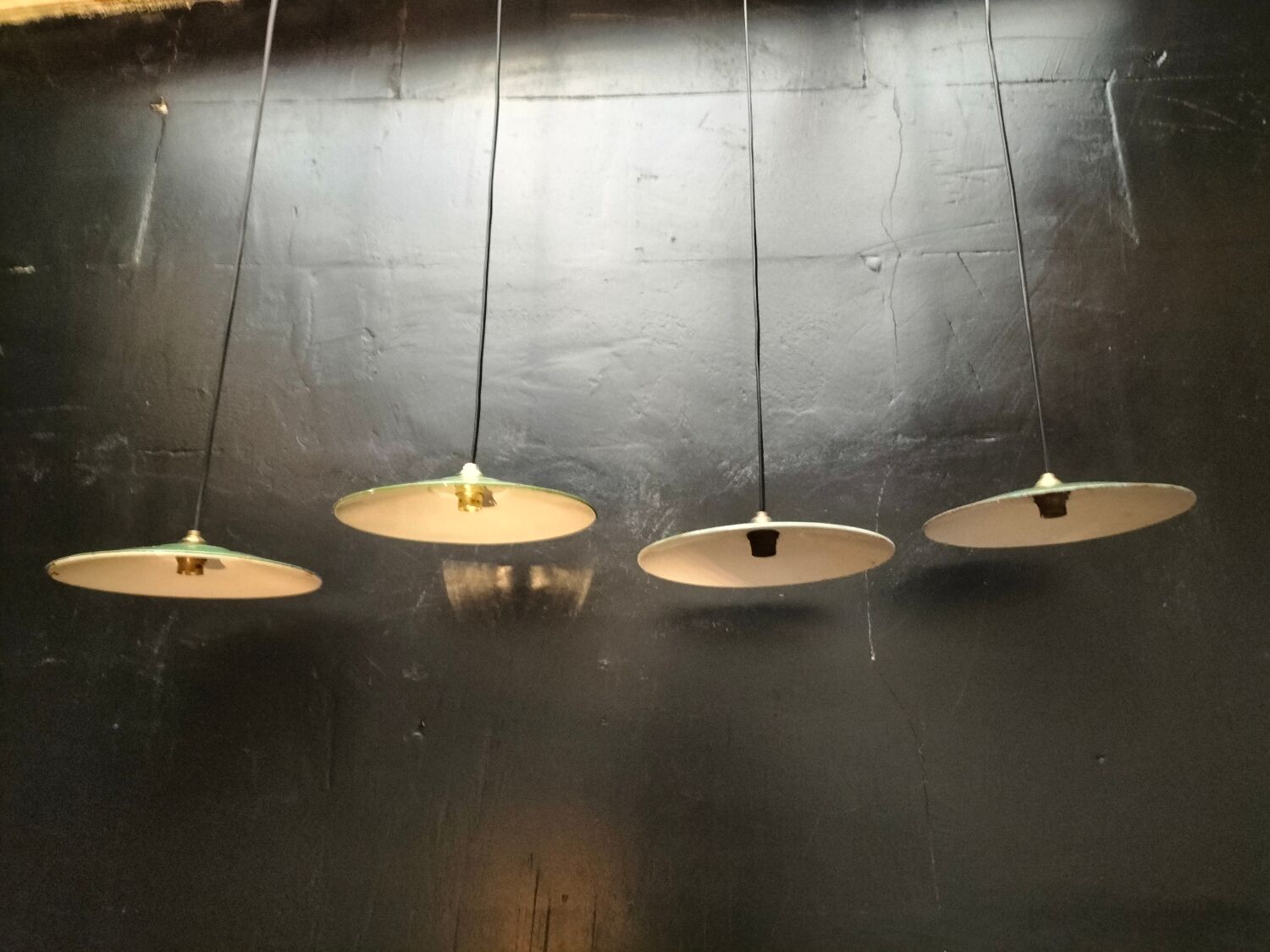 4 suspensions en tôles émaillées