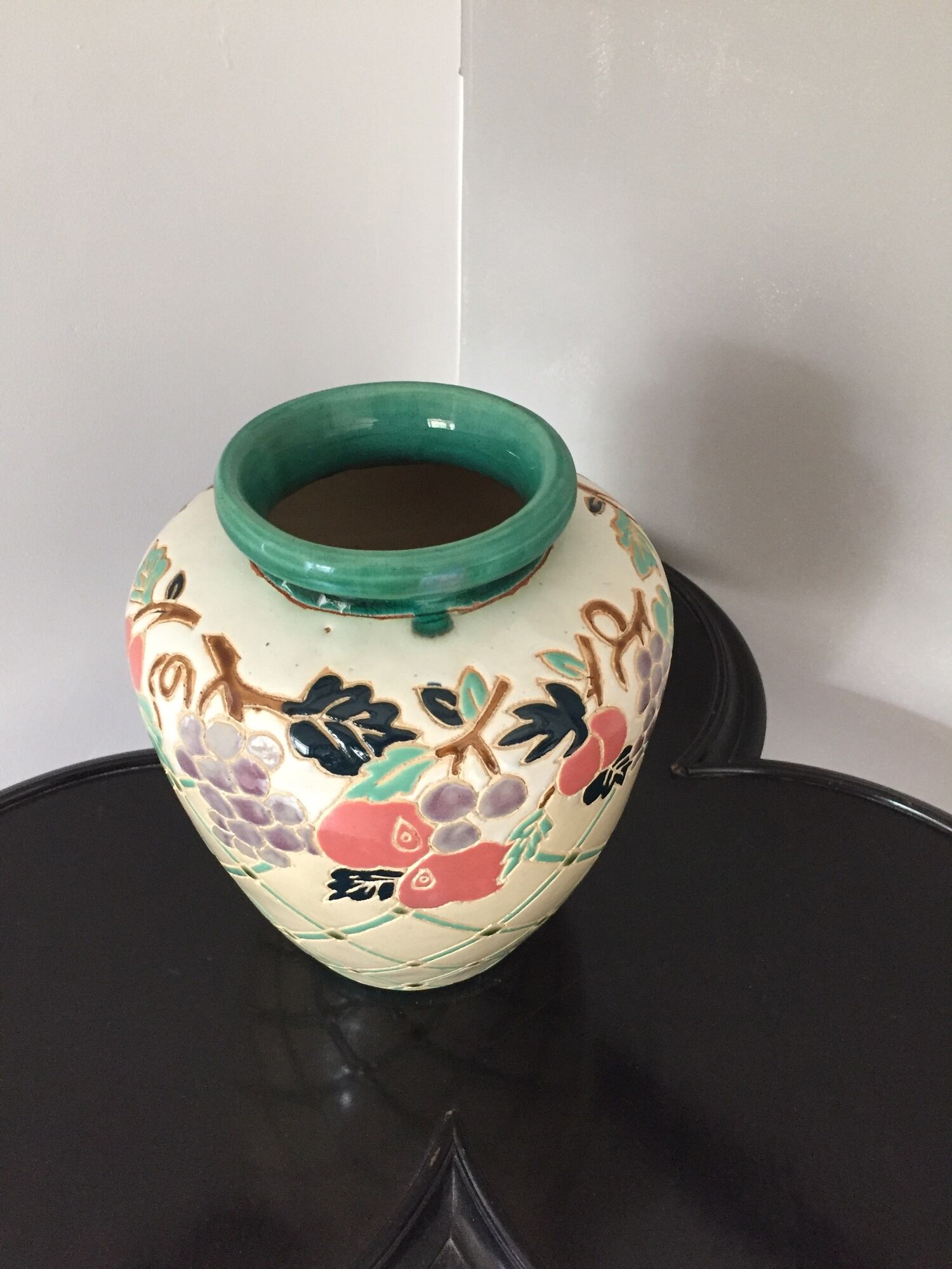 Vase in sandstone with decorations of diamonds and fruits