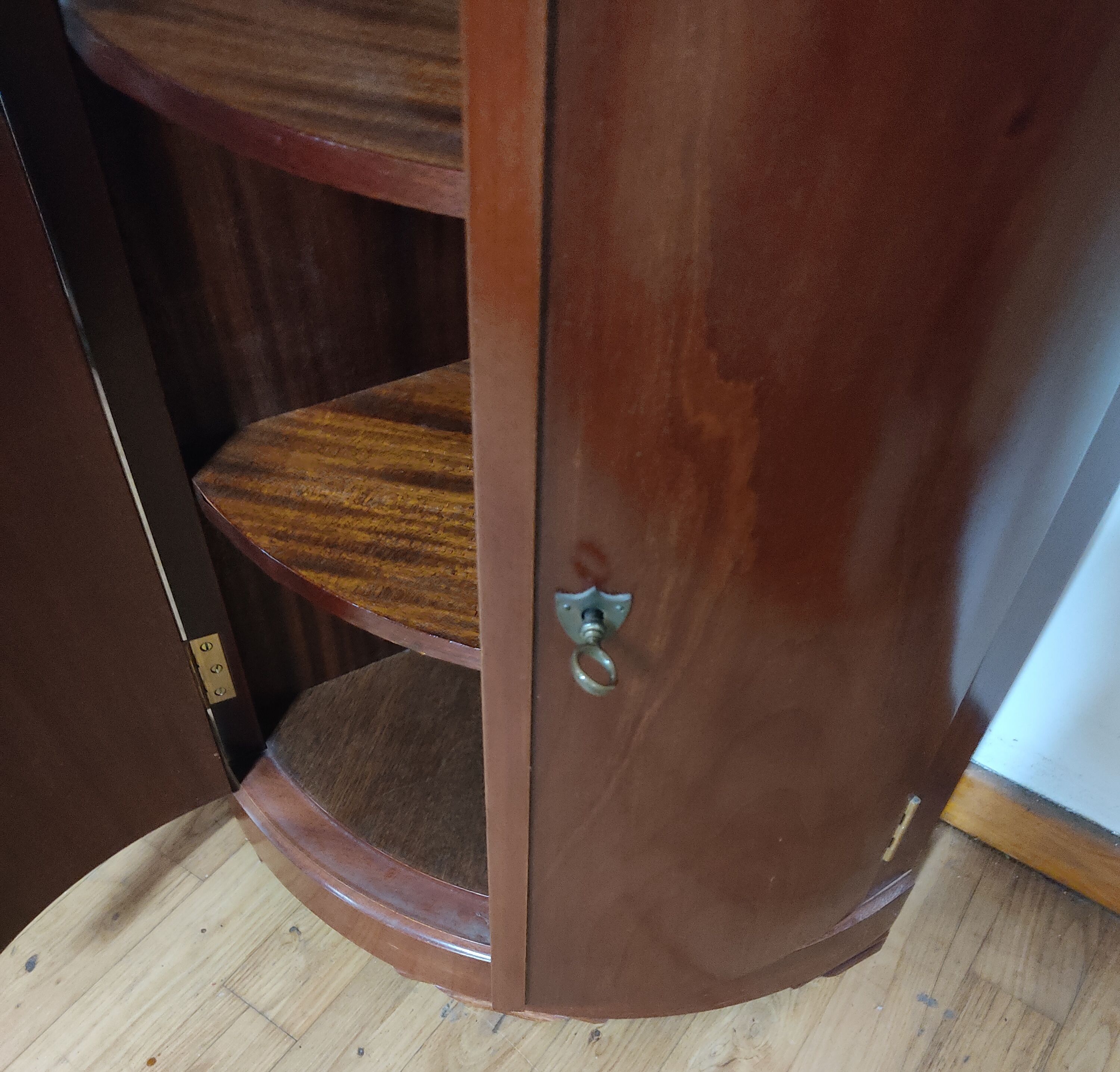 Mahogany notch with marble