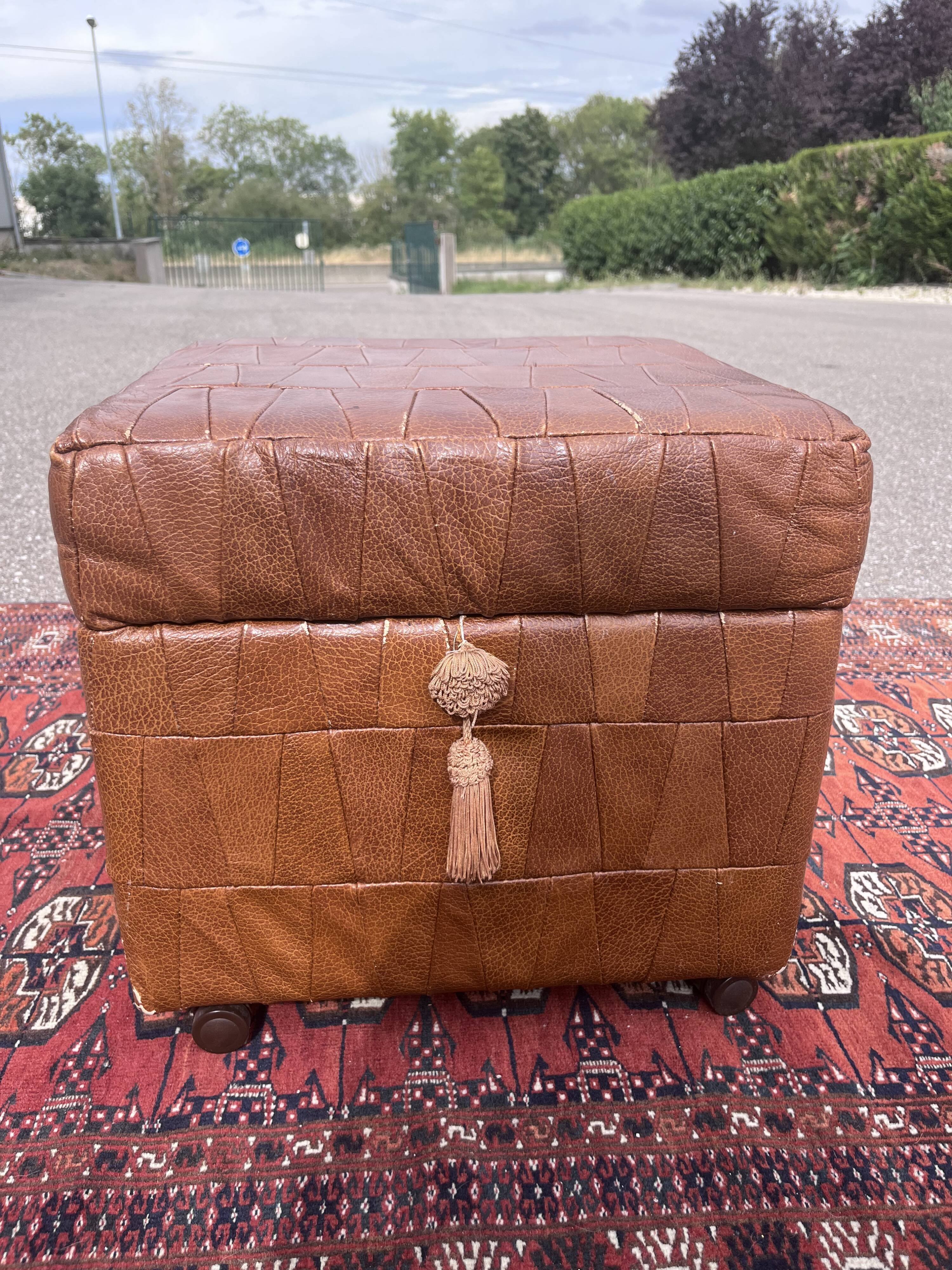 Leather pouf chest 80s