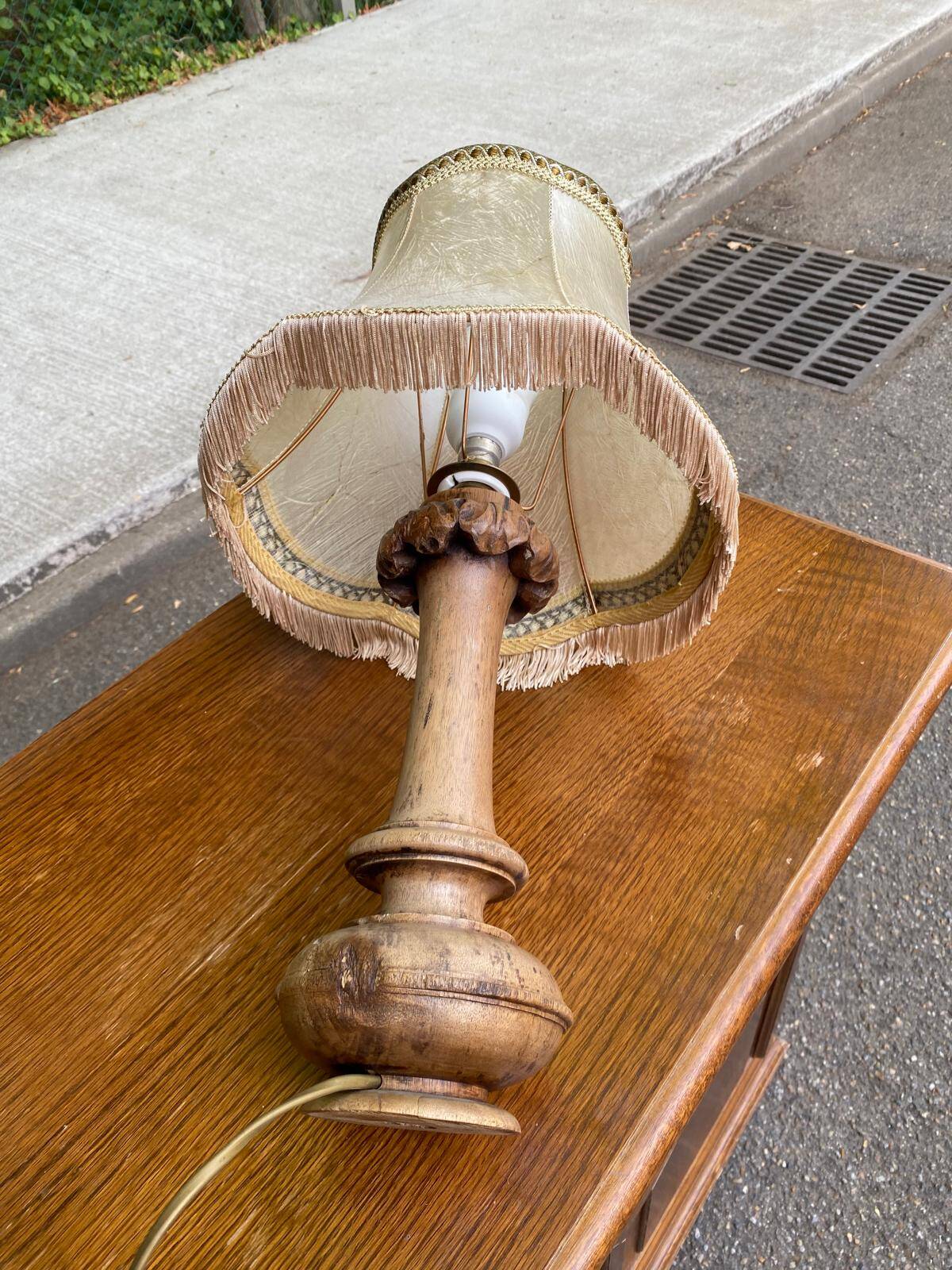 Lampe à poser vintage en bois tourné et sculpté 1950