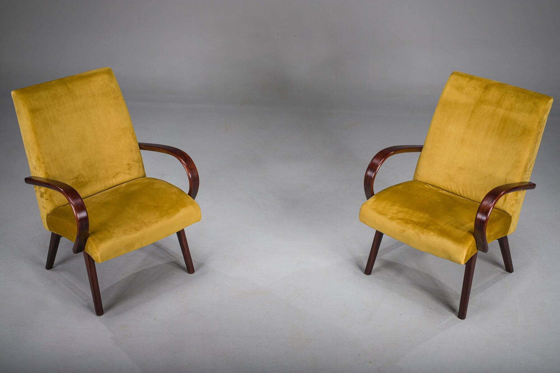 Fauteuils modèle 53 en velours moutarde attribués à Jaroslav Smidek pour Ton, années 1960, lot de 2