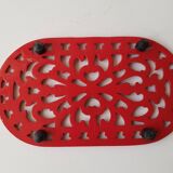Red enamelled cast iron trivet