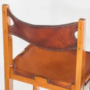 Ensemble de quatre chaises vintage. Bois d'orme et cuir. Maison Regain 70s
