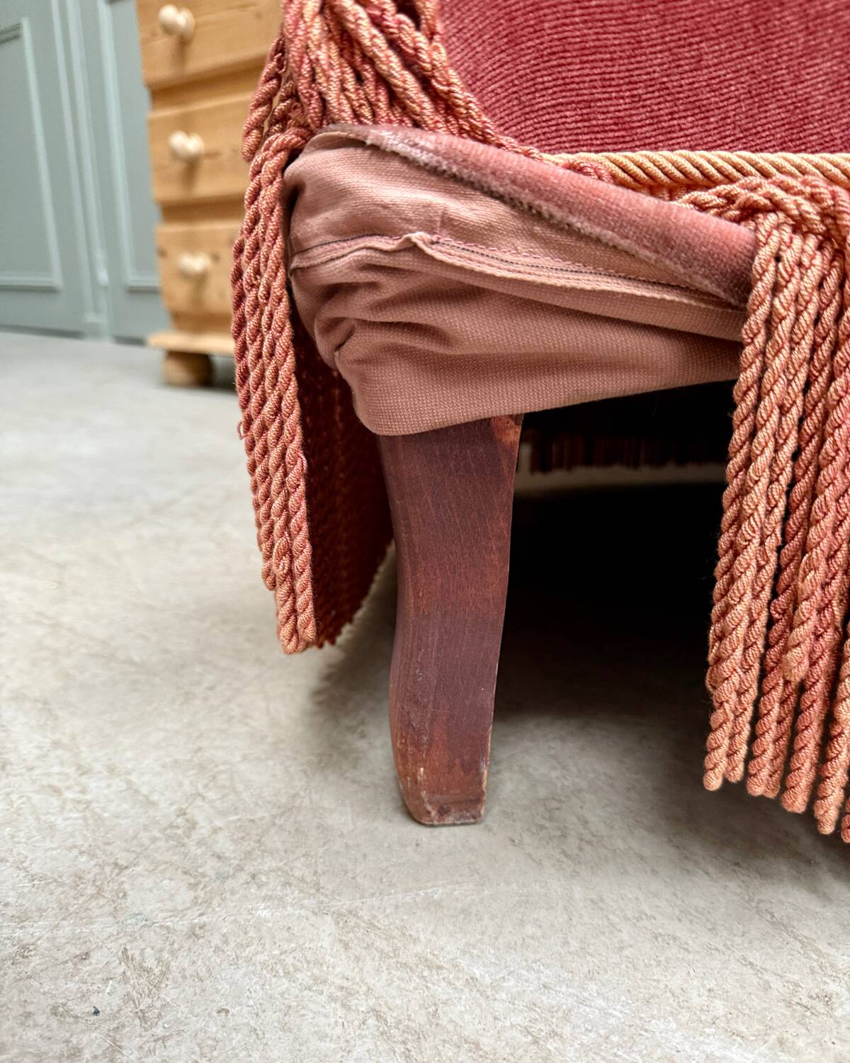 Pink velvet toad chair