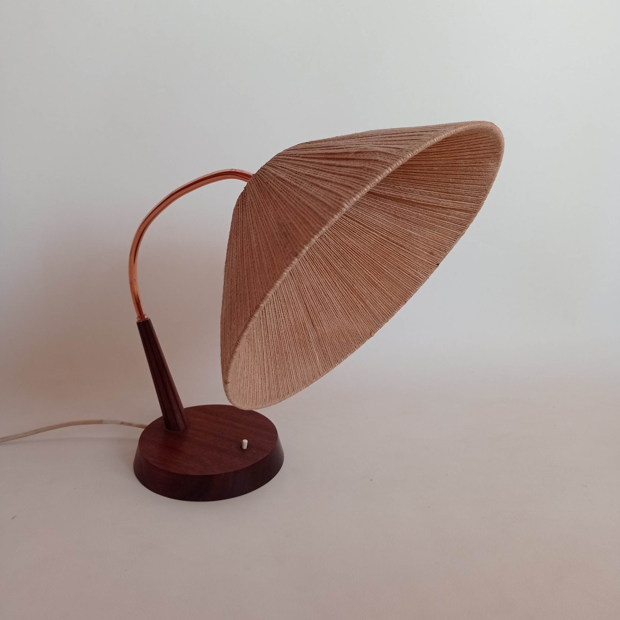 Lampe de table Temde produite dans les années 60 en Suisse.