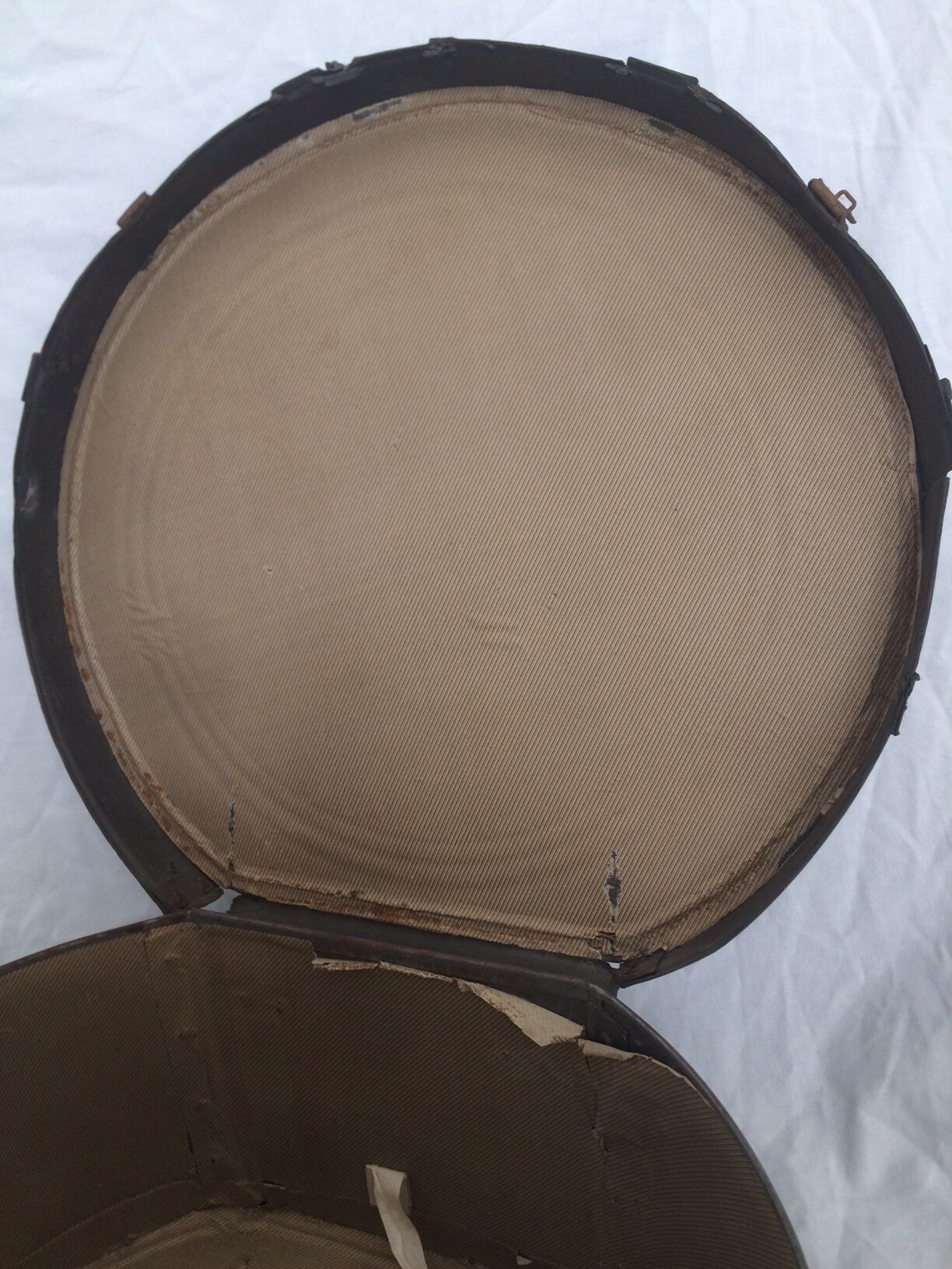 Suitcase time hat box