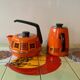 Bouilloire et cafetière vintage en métal émaillé et bakélite