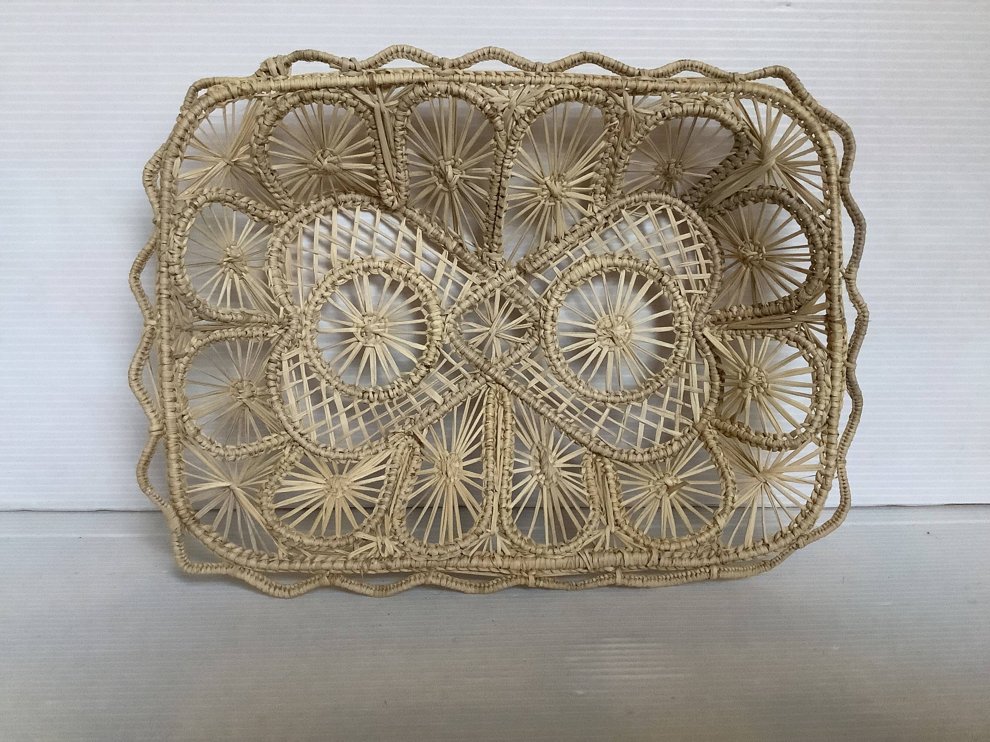 Corbeille en paille tressée