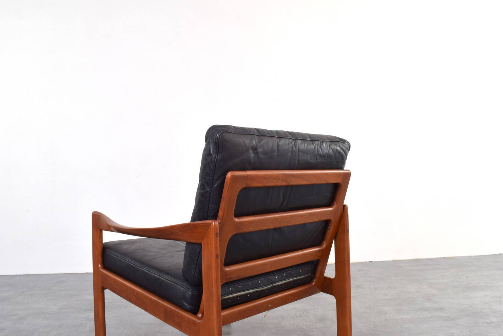 Fauteuil lounge vintage en teck par Illum Wikkelsø pour Niels Eilersen, 1960.