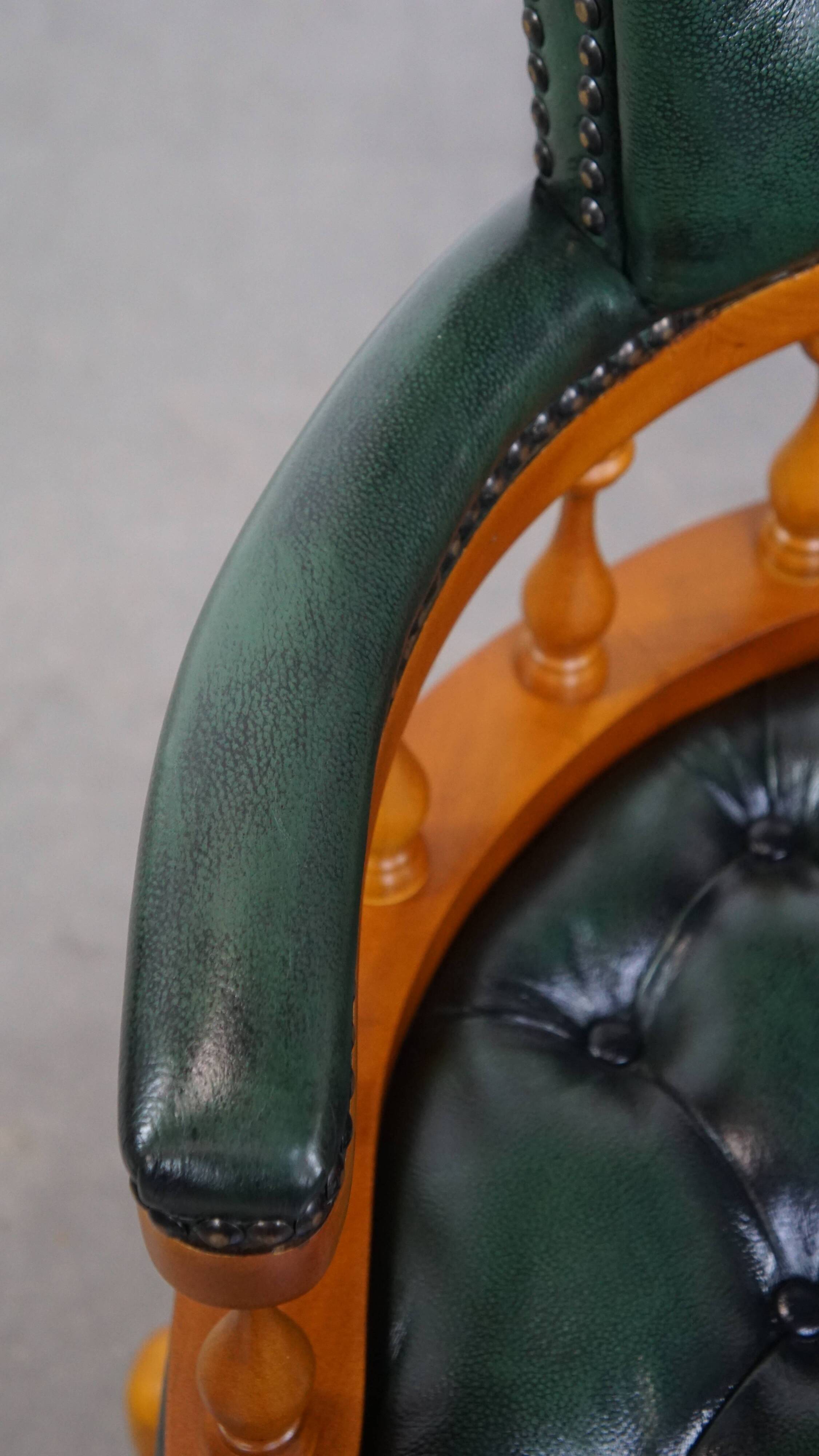Chaise de bureau Chesterfield verte en cuir de vachette sur roulettes