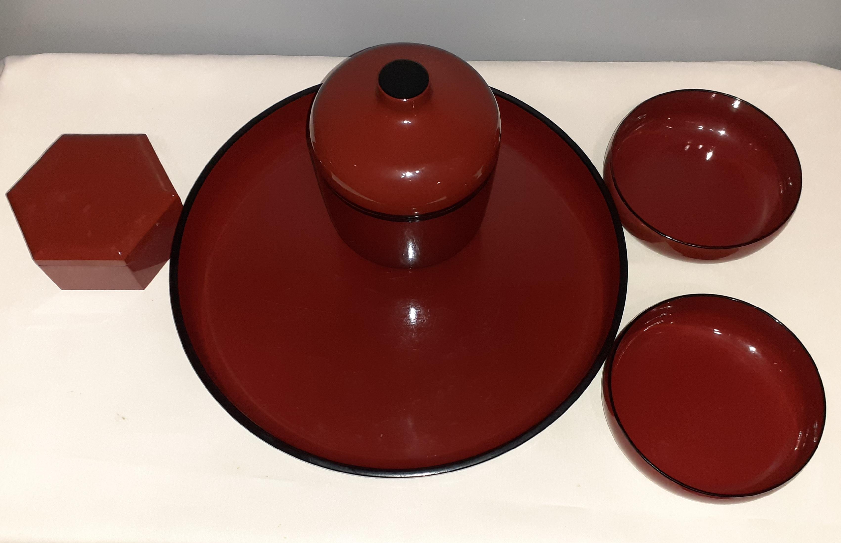 Plateau en bakélite laqué du Japon vintage avec 4 pièces