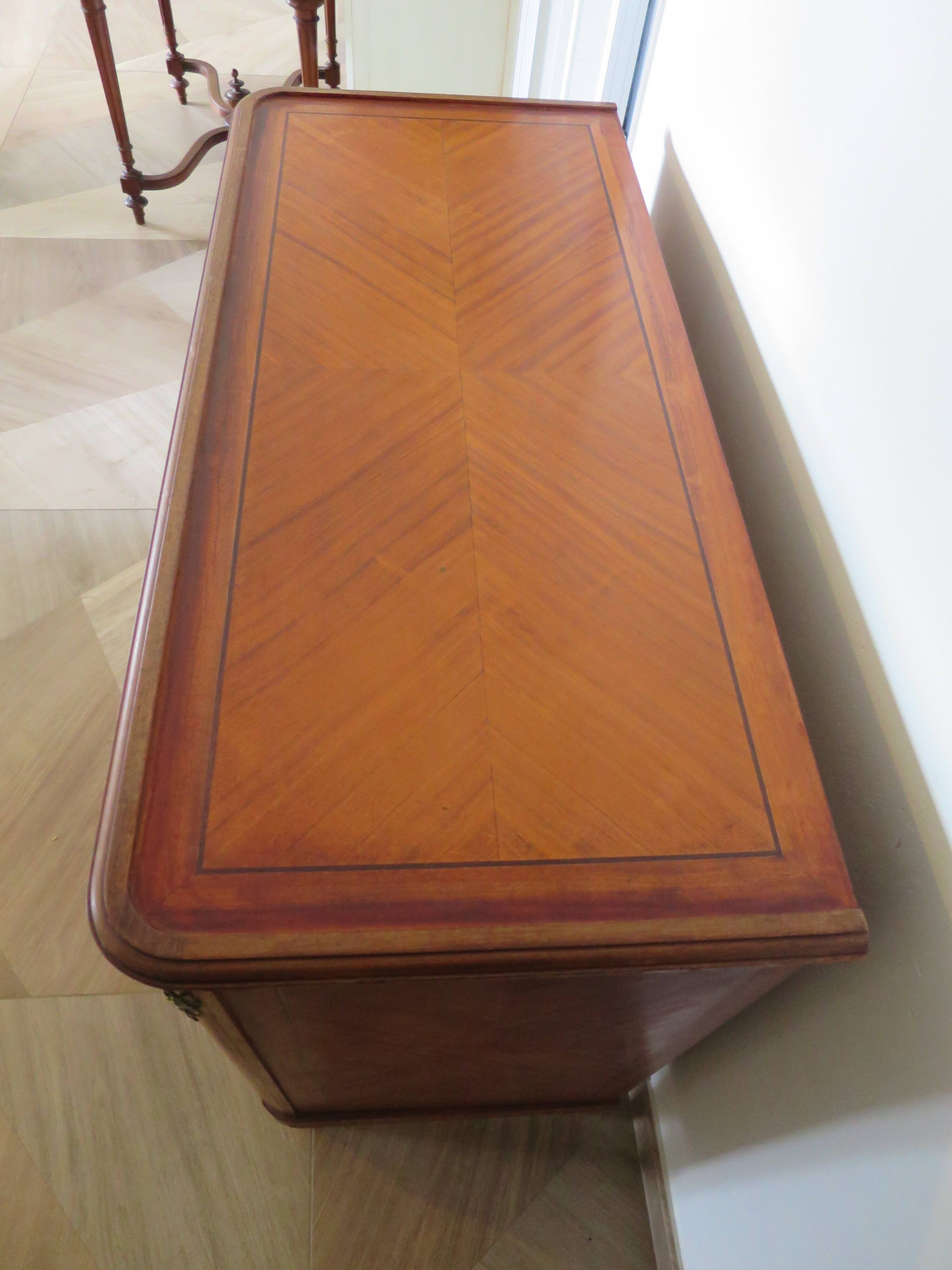 Louis XVI chest of drawers - Bronze - Butterfly wood veneer marquetry - 1930