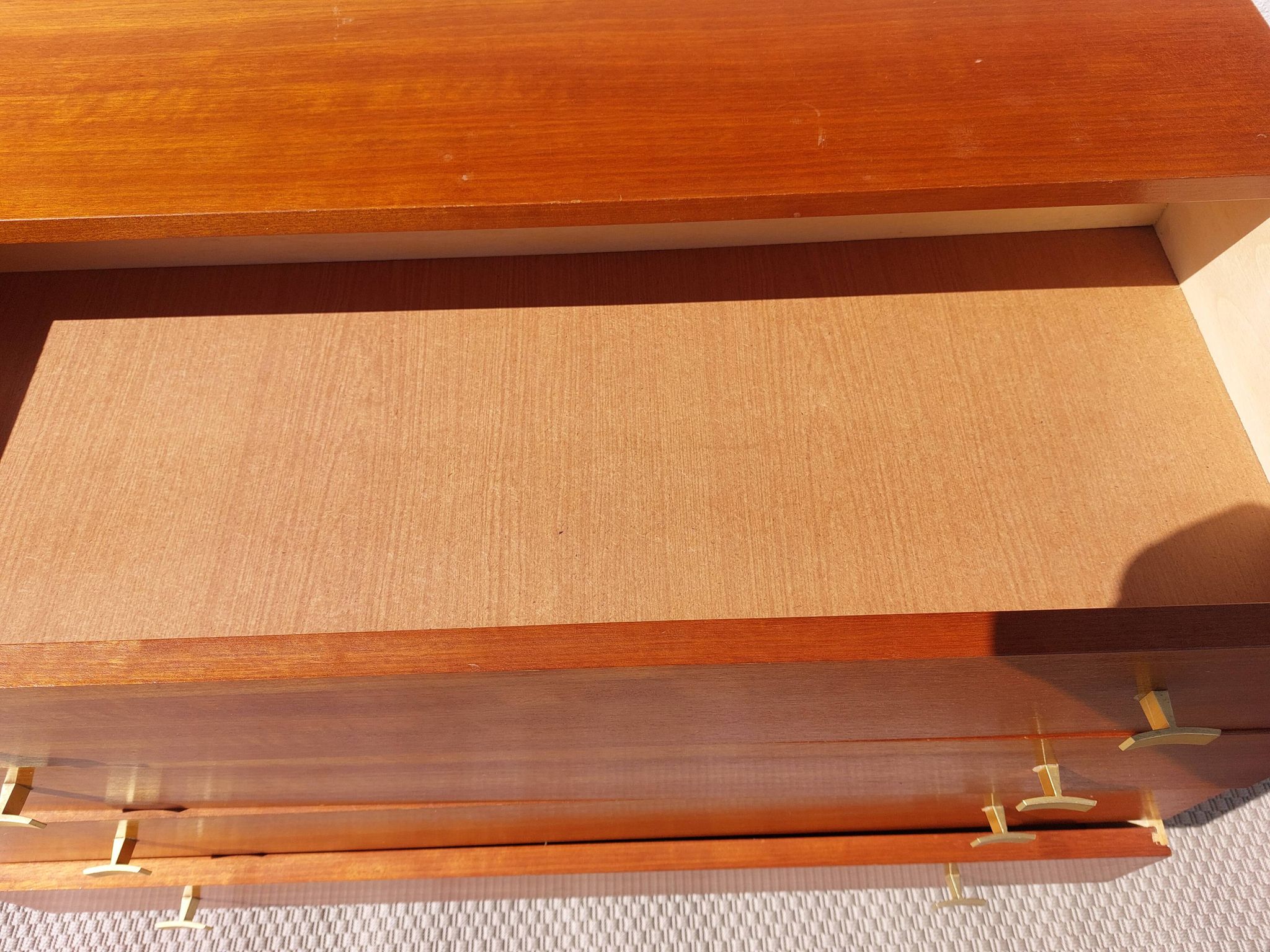 Scandinavian style commode