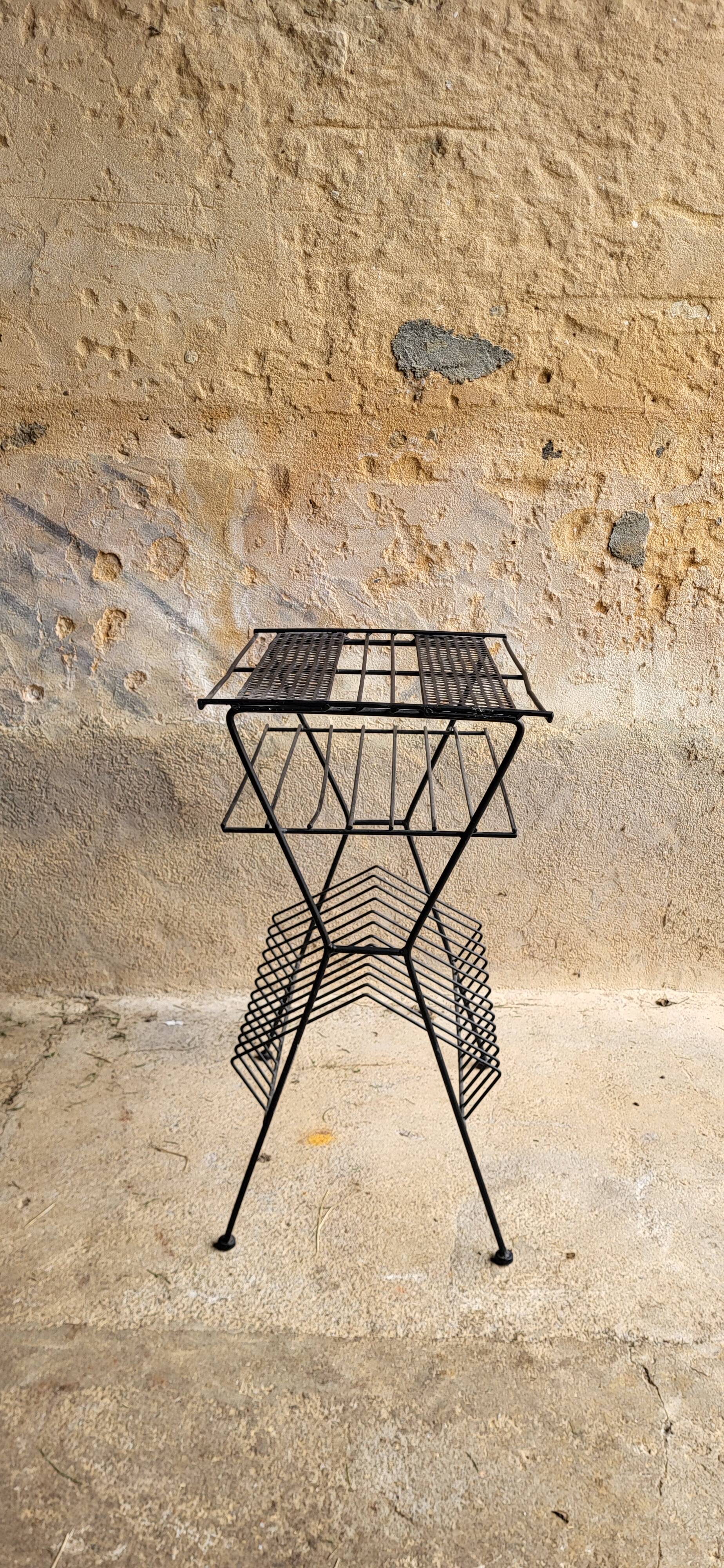 Metal magazine/vinyl rack