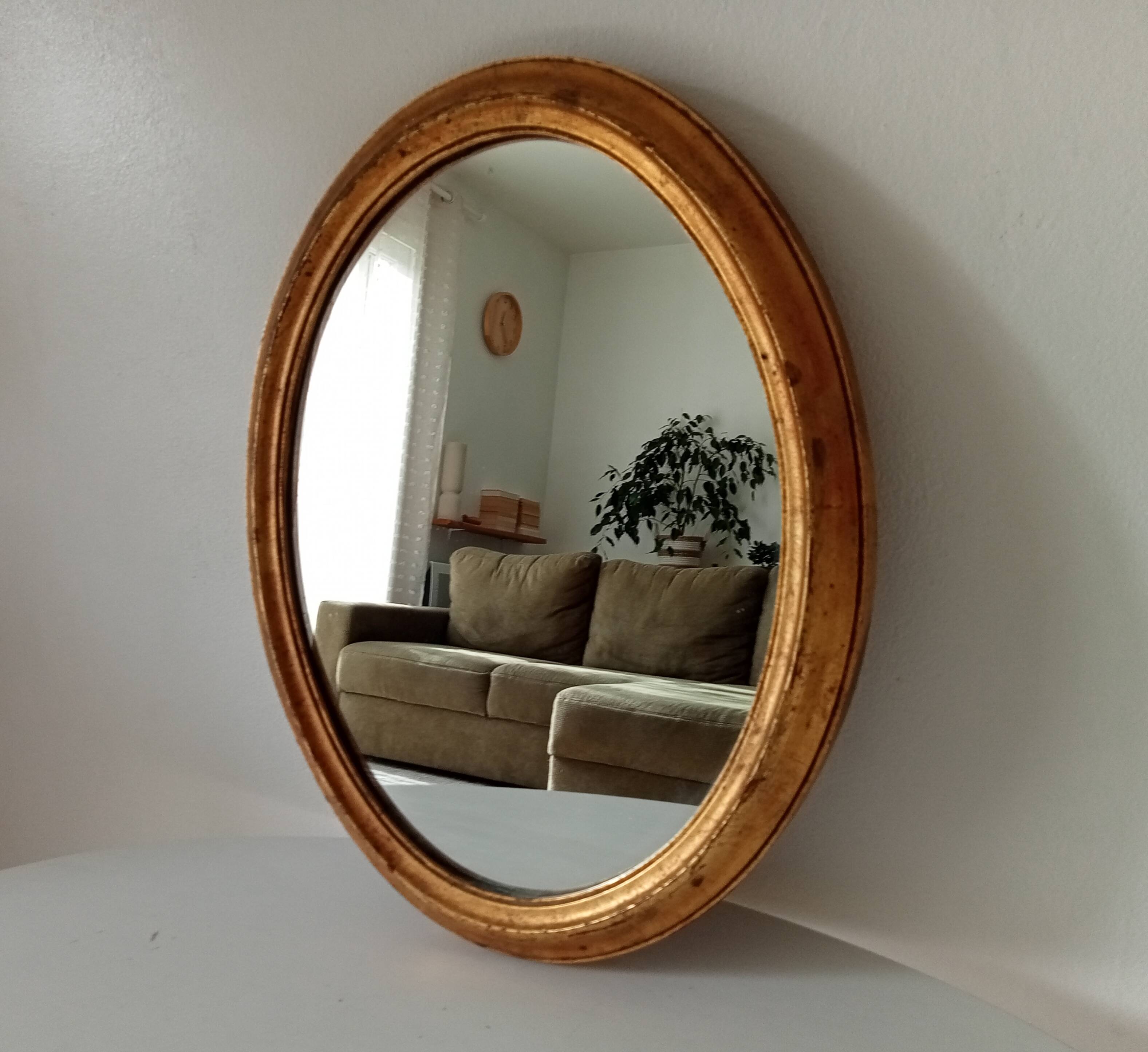 Antique oval mirror in gilded solid wood