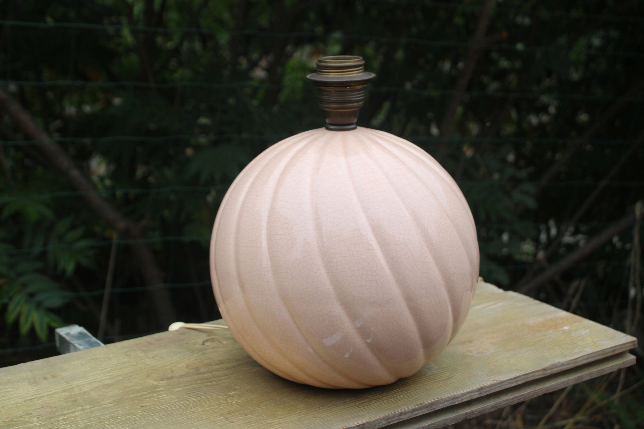 Lampe vintage en céramique rose poudré et abat-jour corail