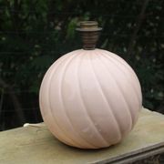 Lampe vintage en céramique rose poudré et abat-jour corail