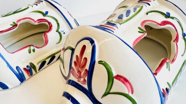 2 Vintage ceramic wall lights