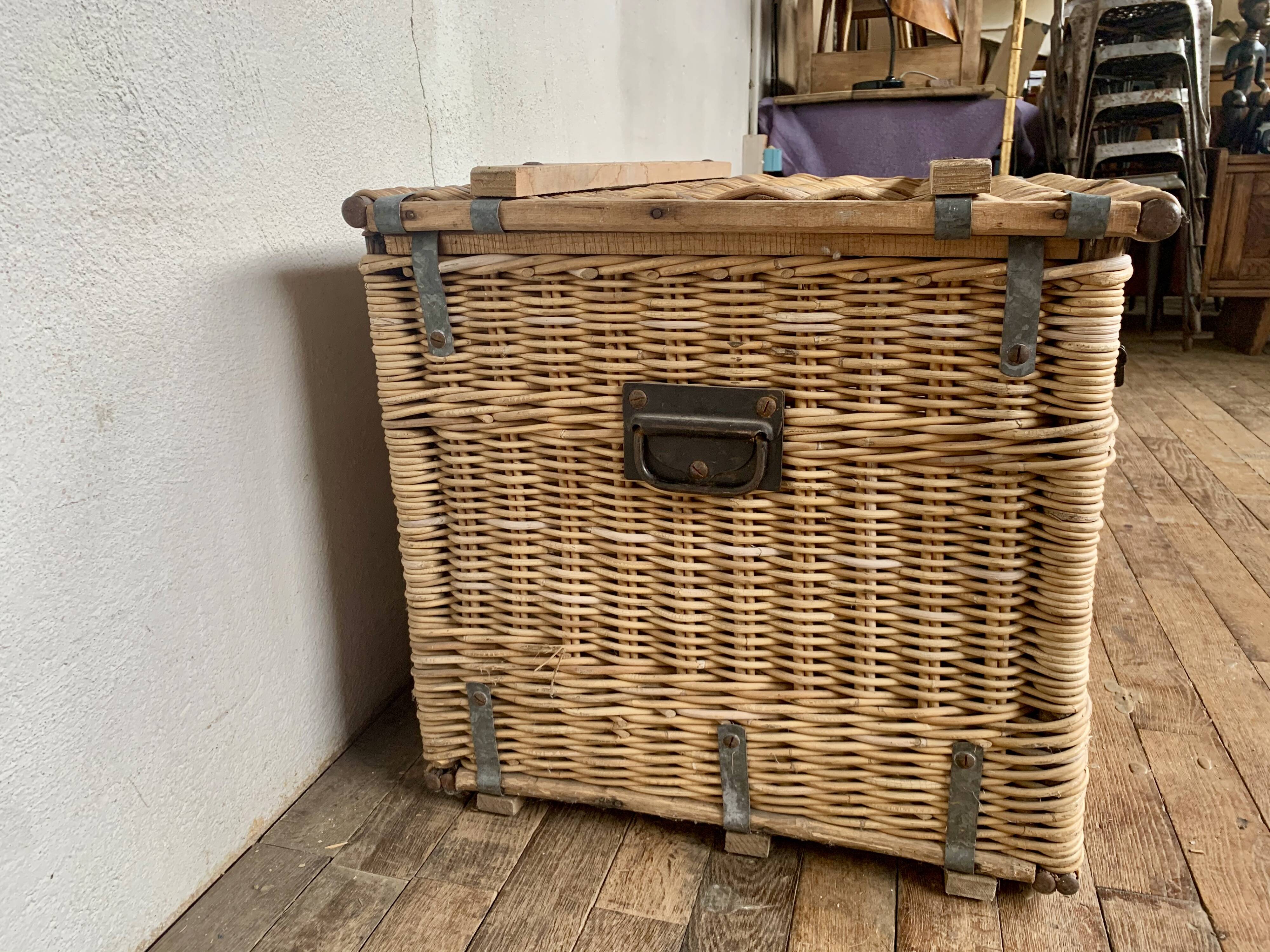 Former sncf travel trunk in rattan early XXeme