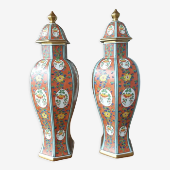 Paire de vases couverts, urnes en porcelaine polychrome style Japon signé