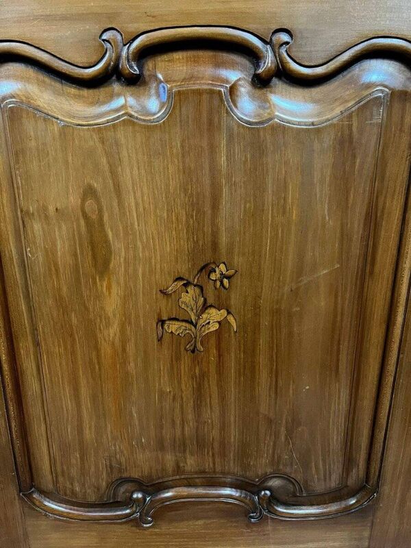 Armoire bonnetière ancienne en merisier et marqueterie – style Louis XIV