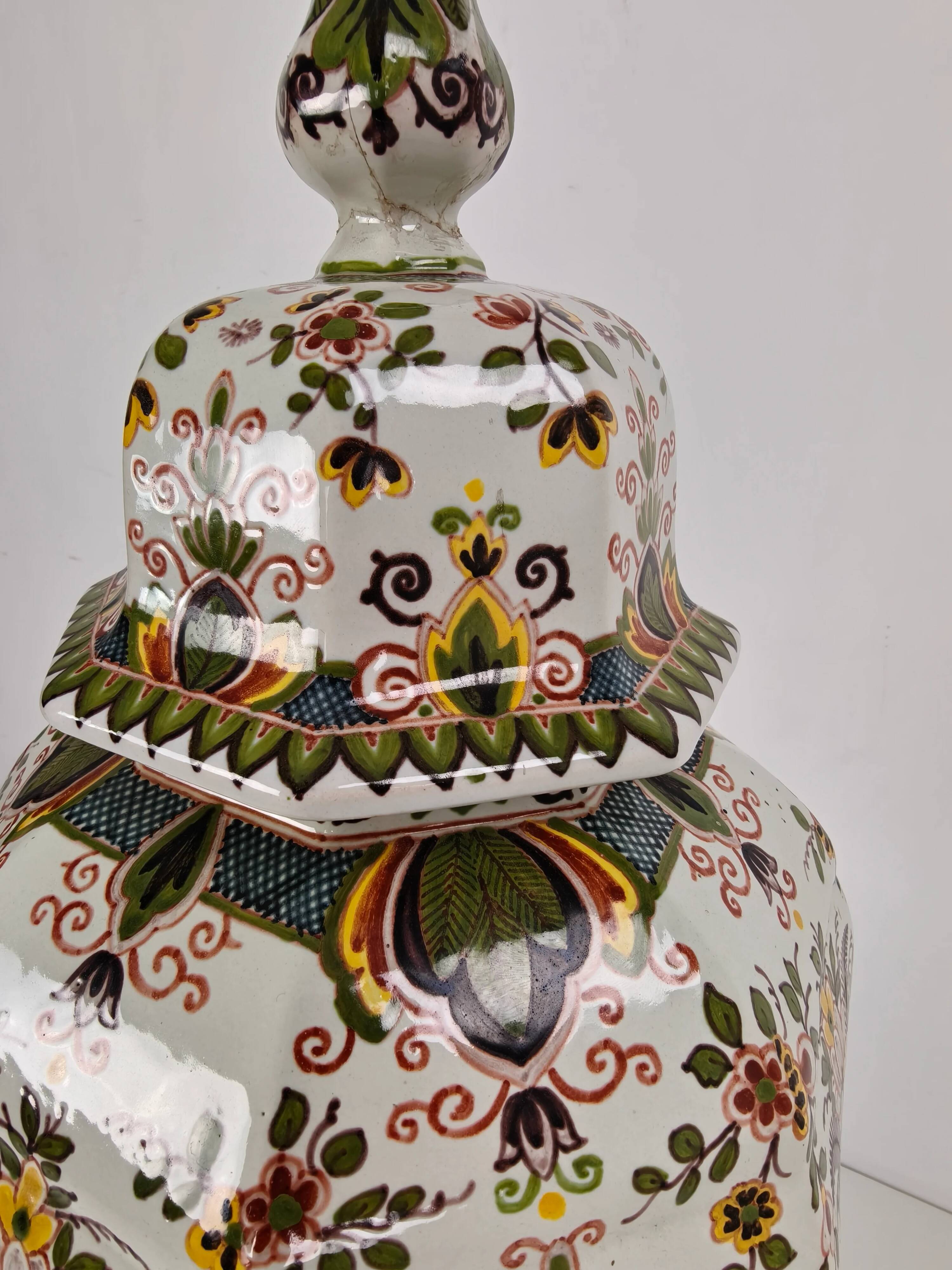 Makkum Tichelaar lidded pot, hand-painted porcelain – Dutch