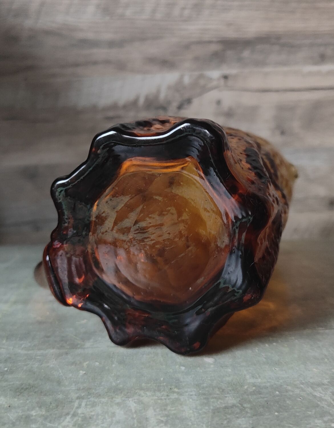 Pitcher and its glasses in amber glass