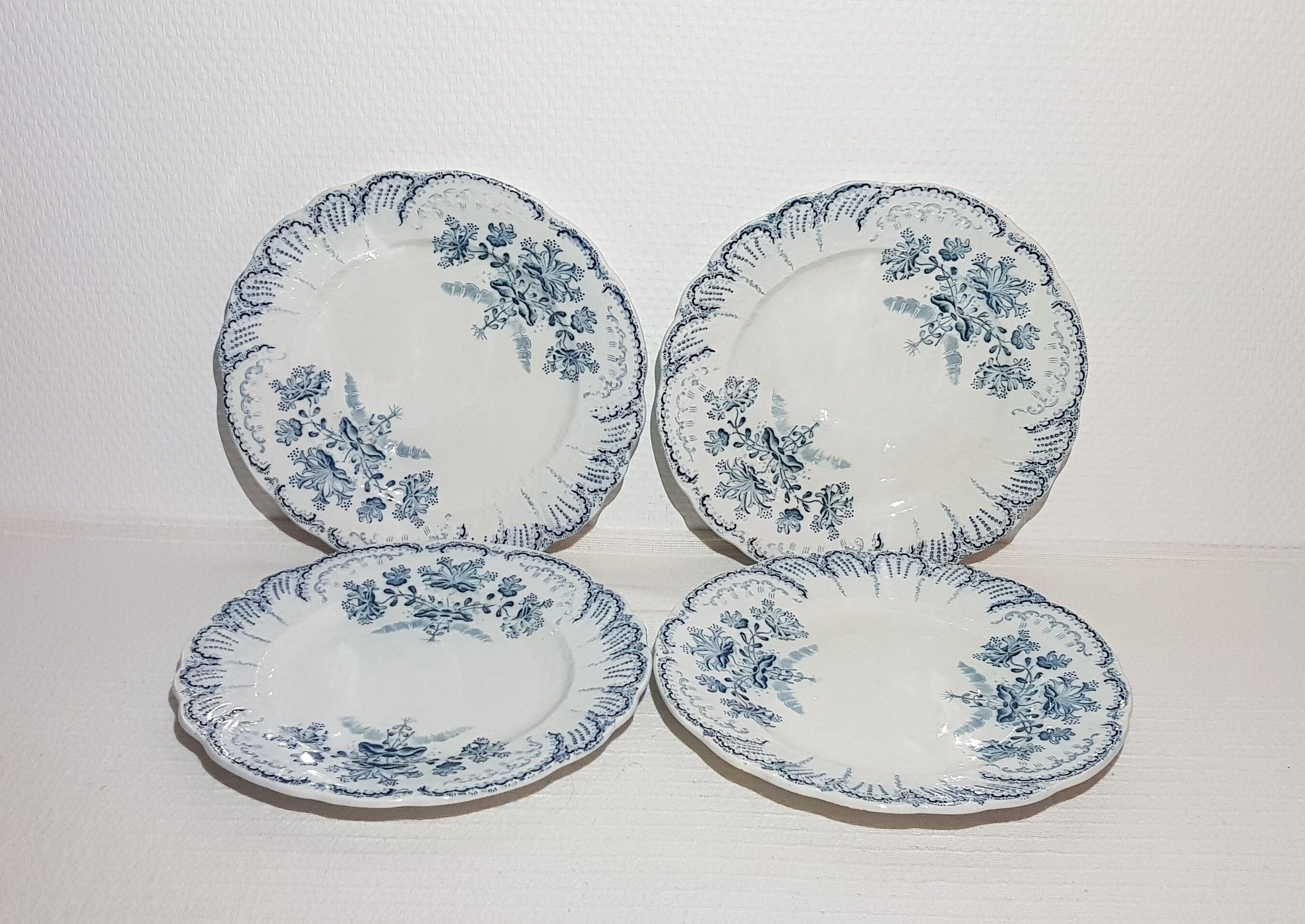 Set of 4 dessert plates in earthenware of St Amand model Regency, iron earth