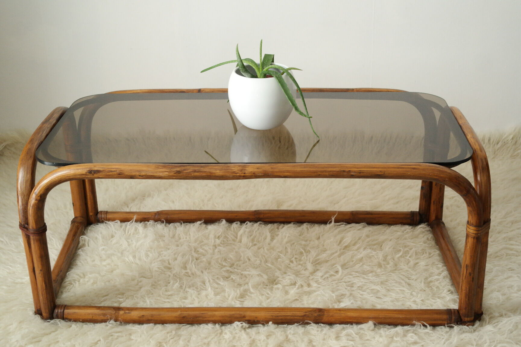 Table basse en bambou et verre fumé vintage