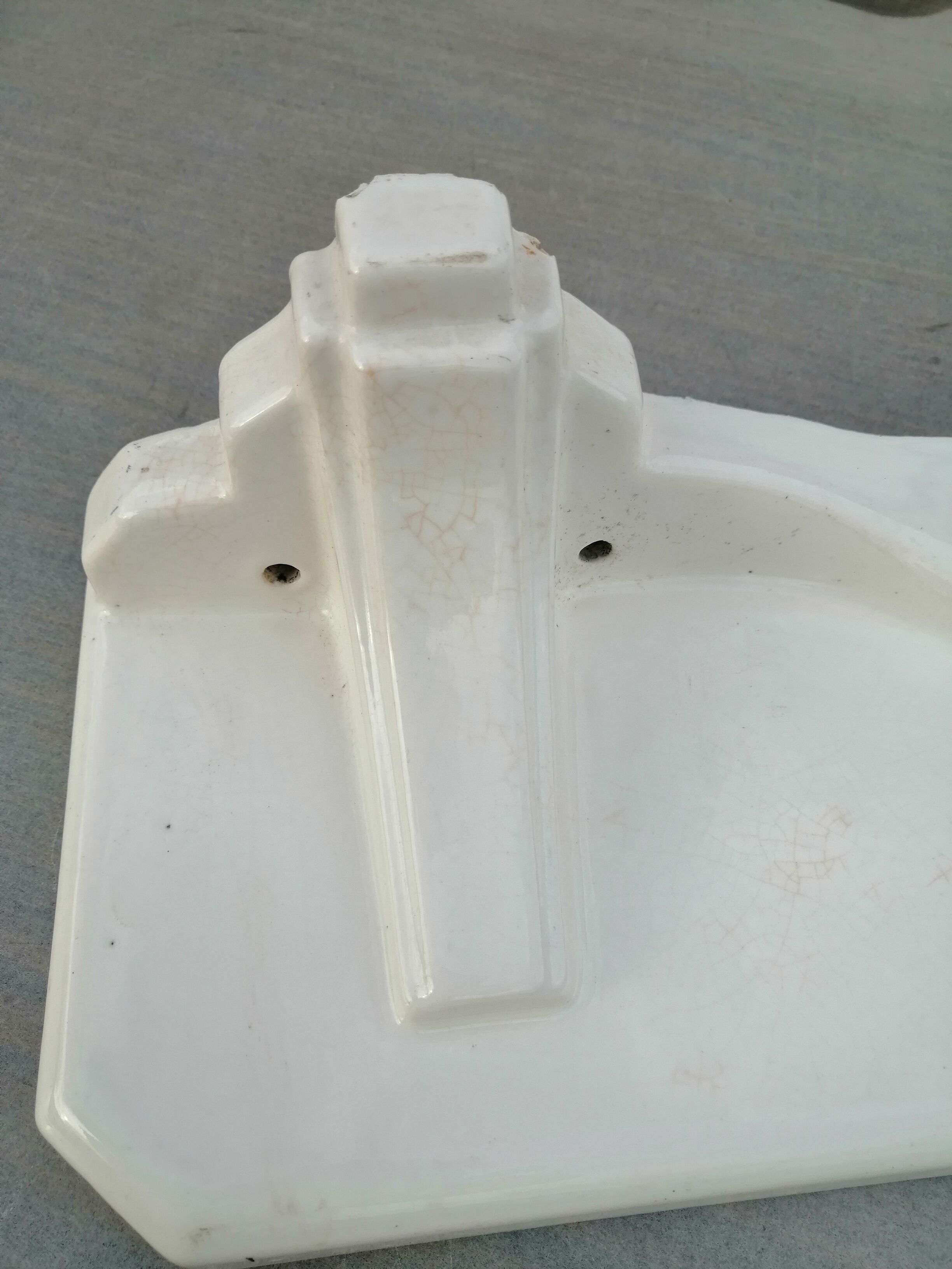 Bathroom shelf in antique ceramic