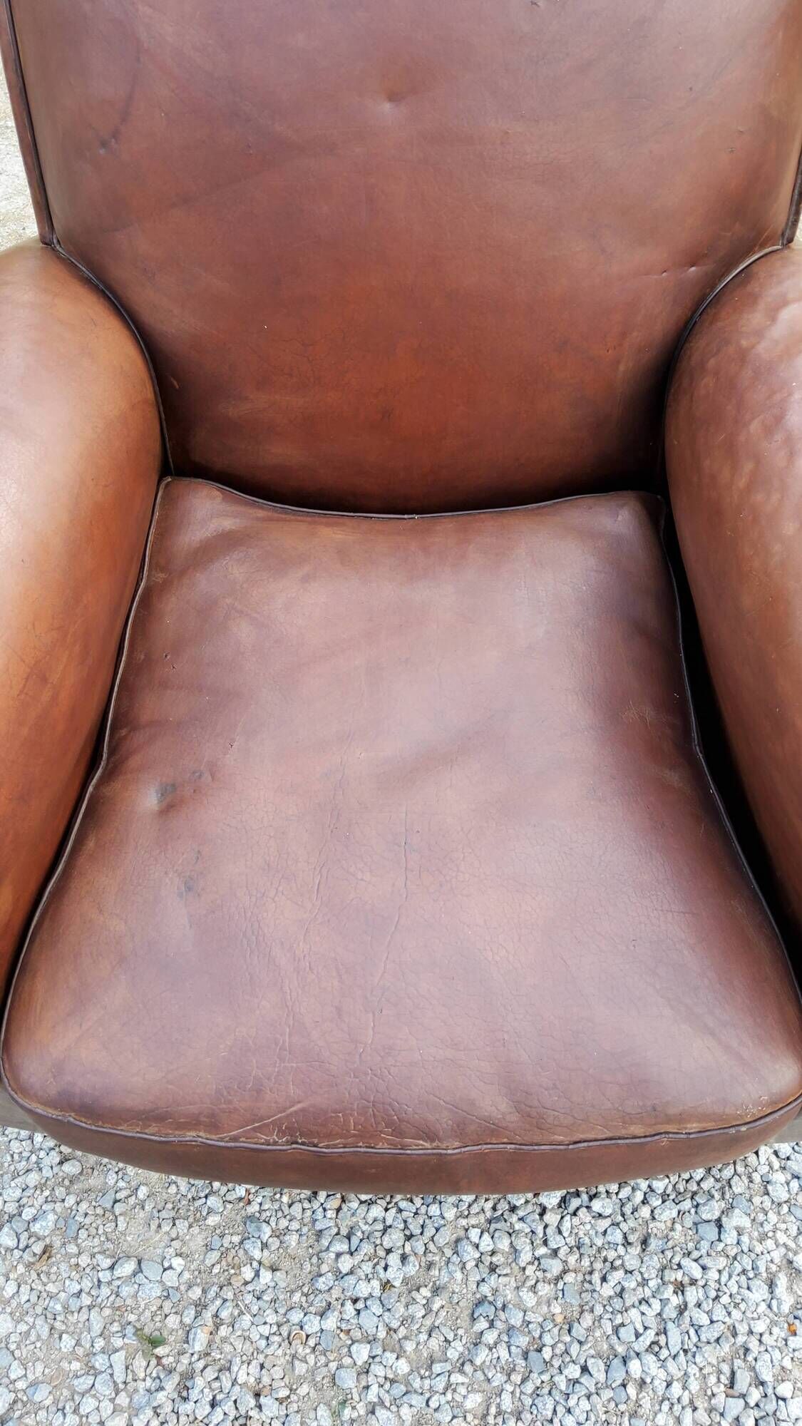 Paire de fauteuils club en cuir brun des années 30