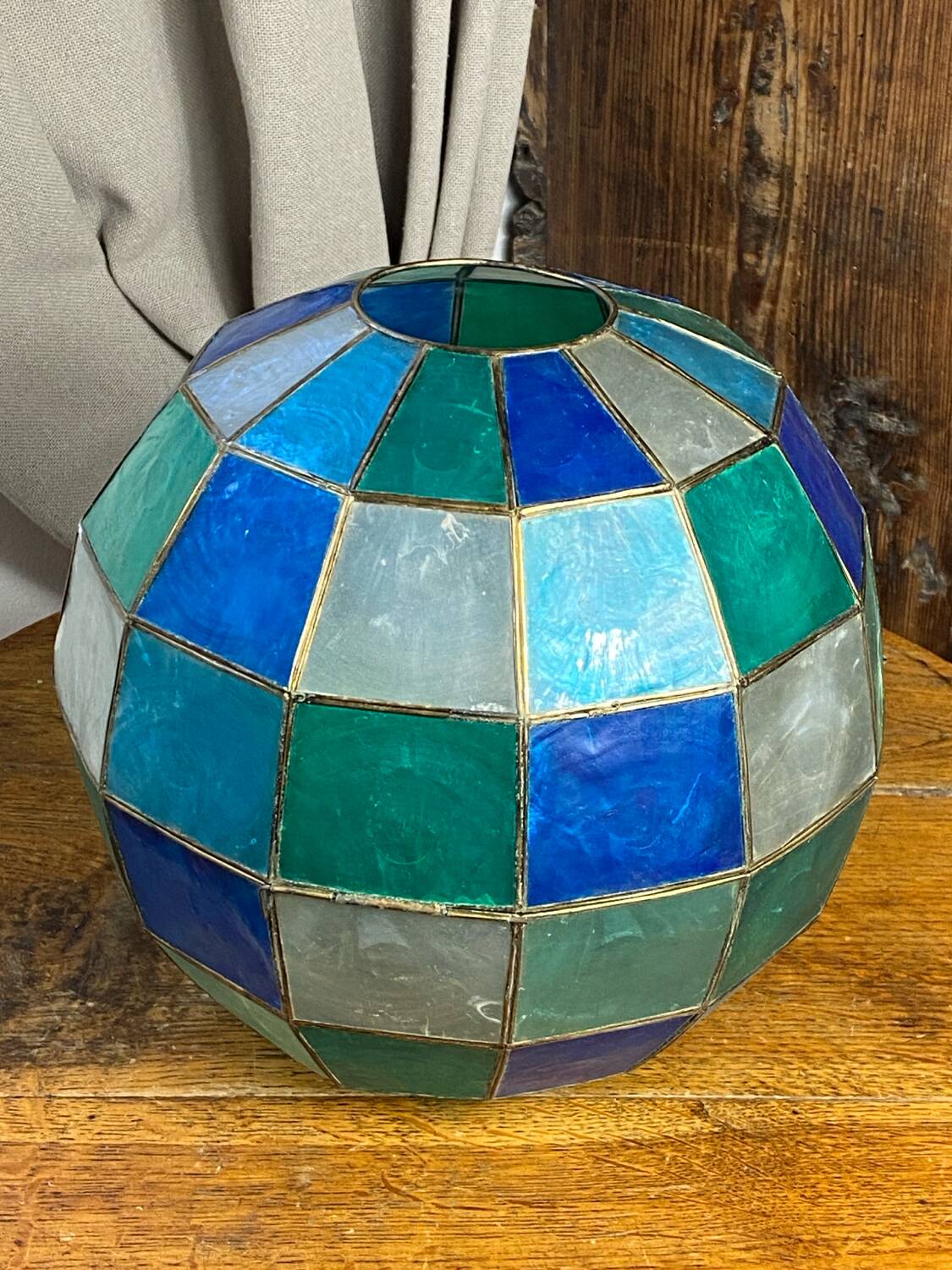 Suspension in coloured mother-of-pearl and brass