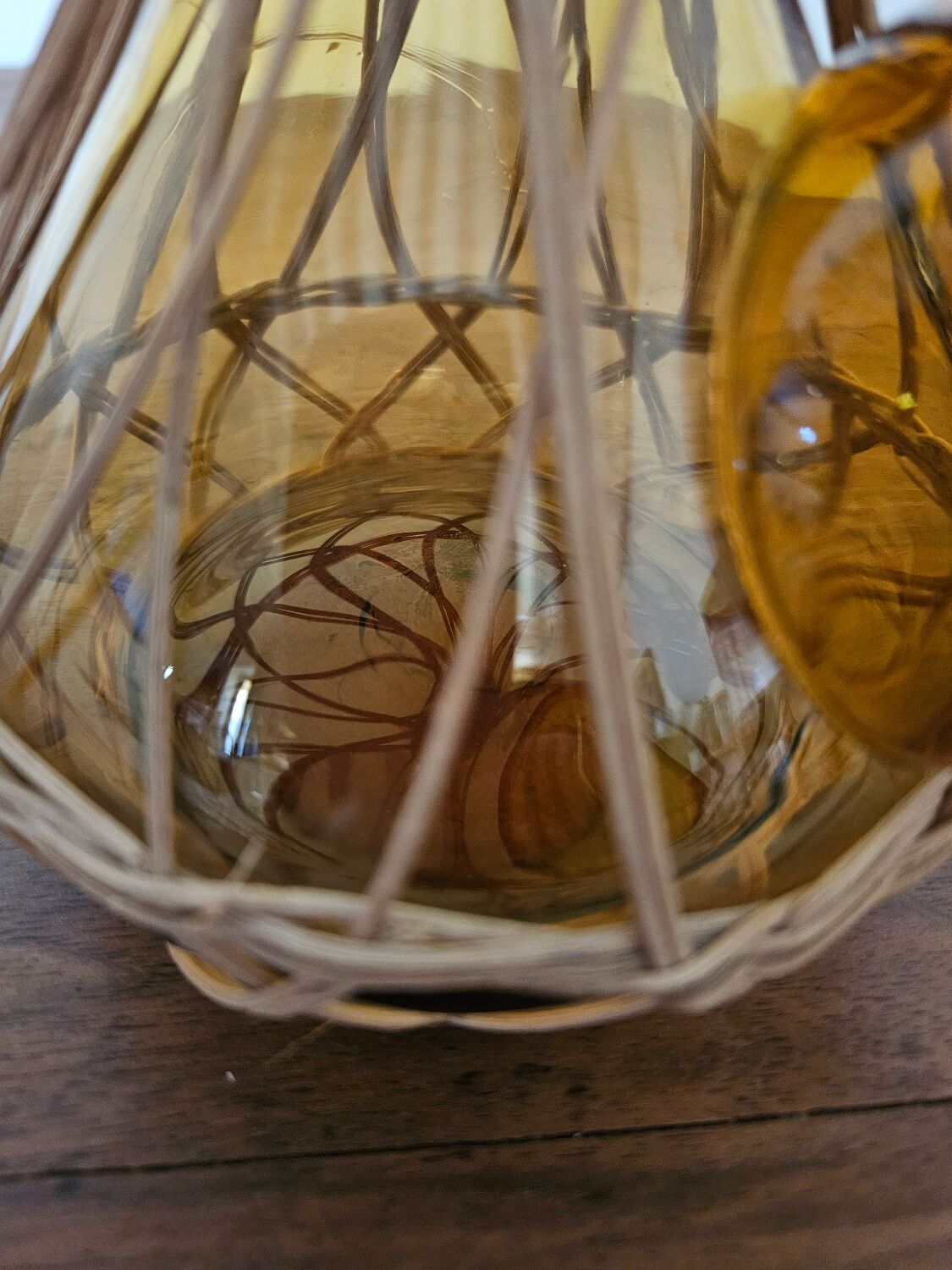 Catalan bottle in amber glass and wicker