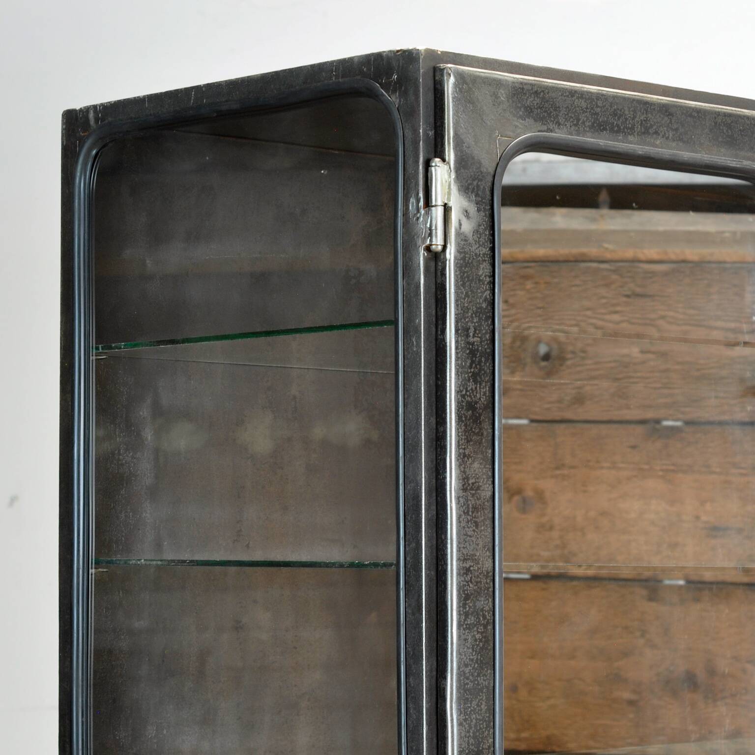armoire médicale polie, années 1970