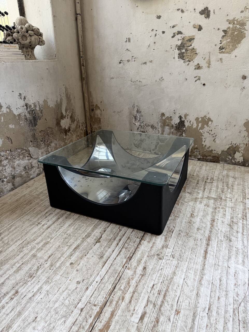 Table basse socle moulé et chrome, années 70