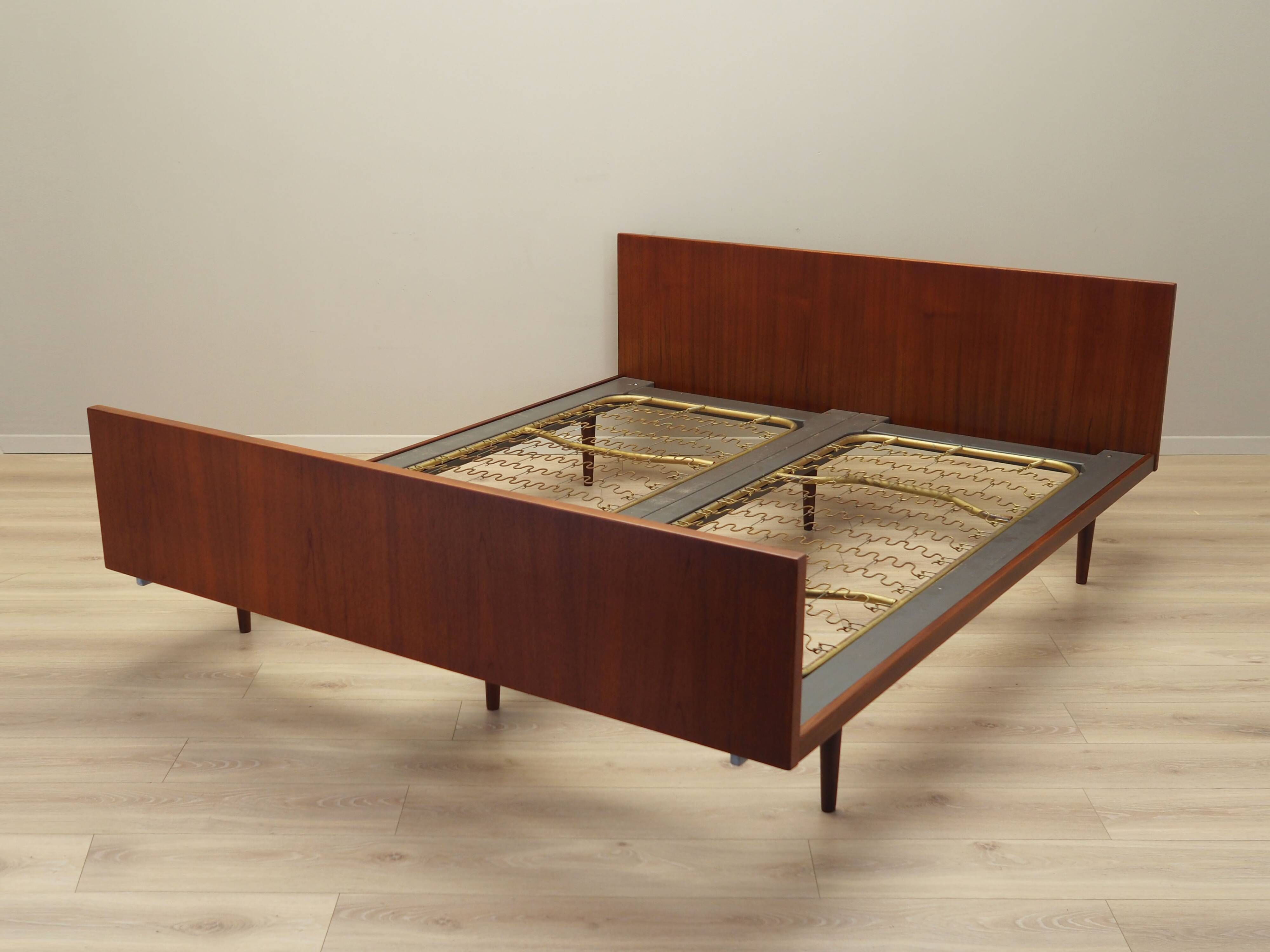 Lit en teck, design danois, années 1960, designer : Hans J. Wegner, fabricant : Getama
