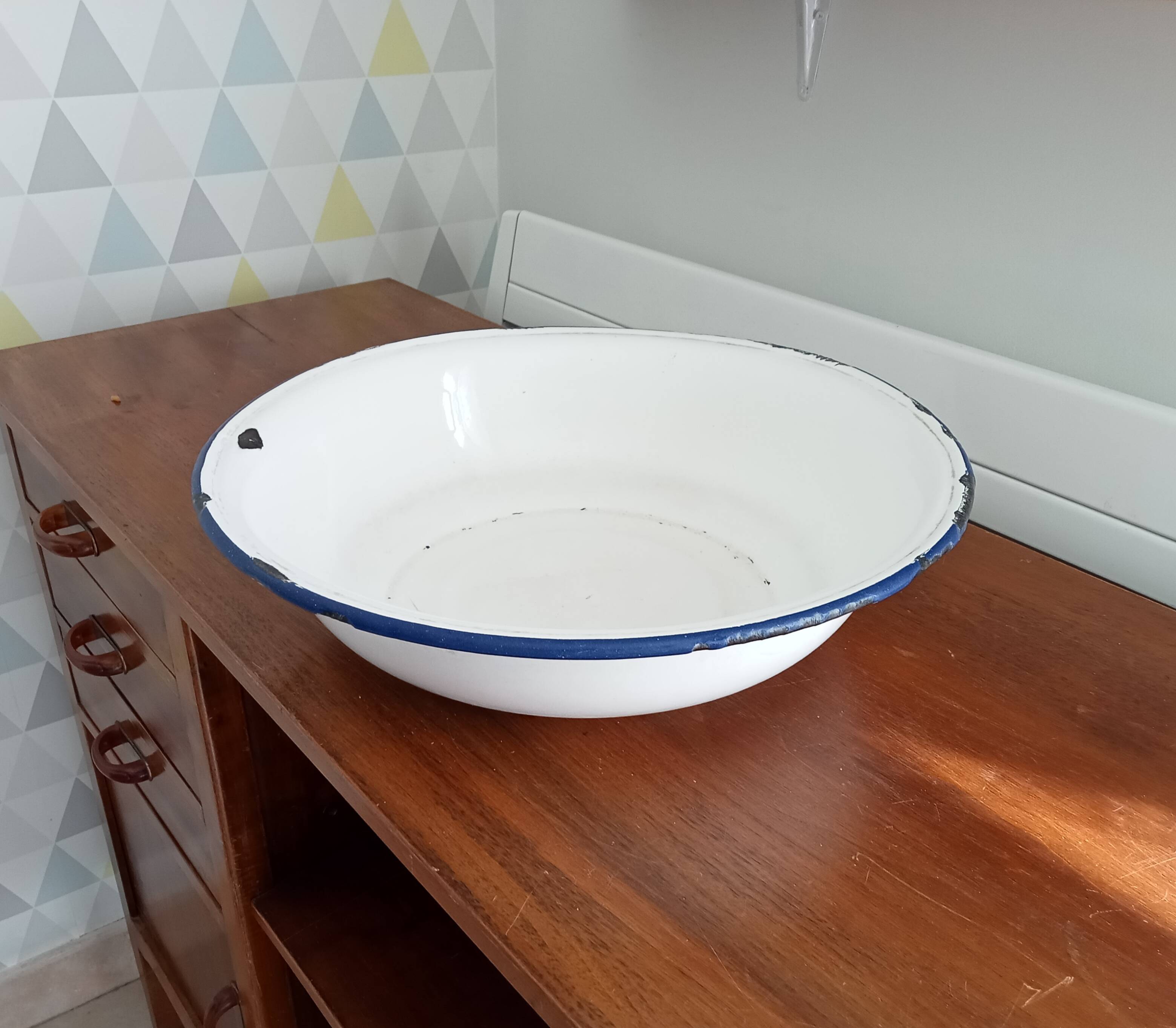 Old enameled sheet metal basin