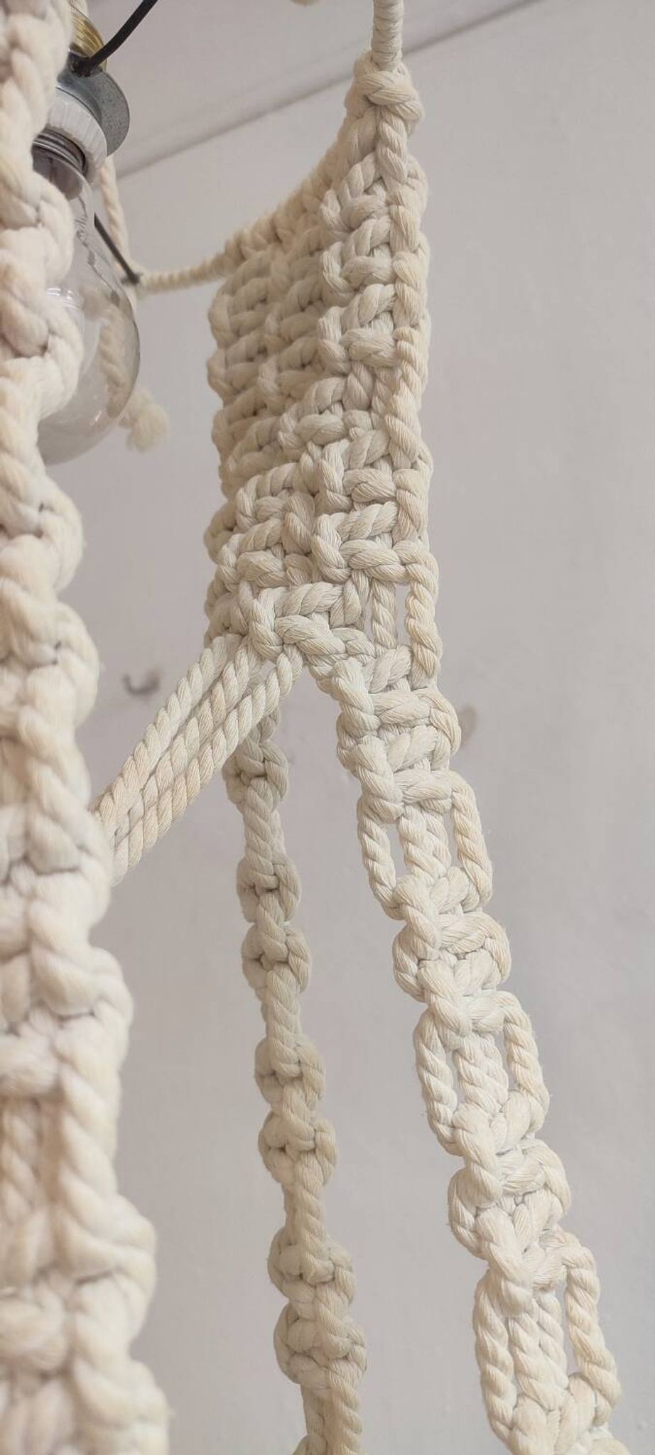 Lámpara de techo de macramé. Spain, 1980s.