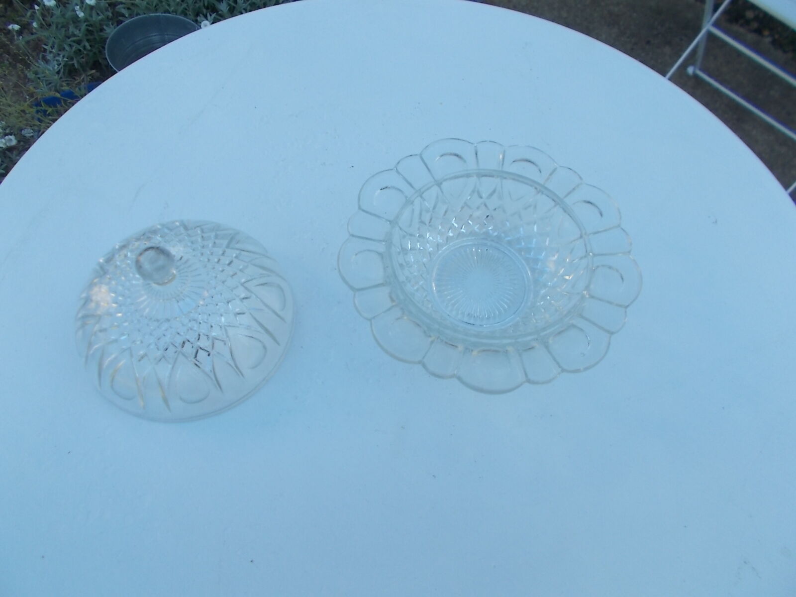 Moulded glass bonbonnière
