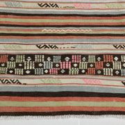 Tapis Kilim rouge pâle et vert