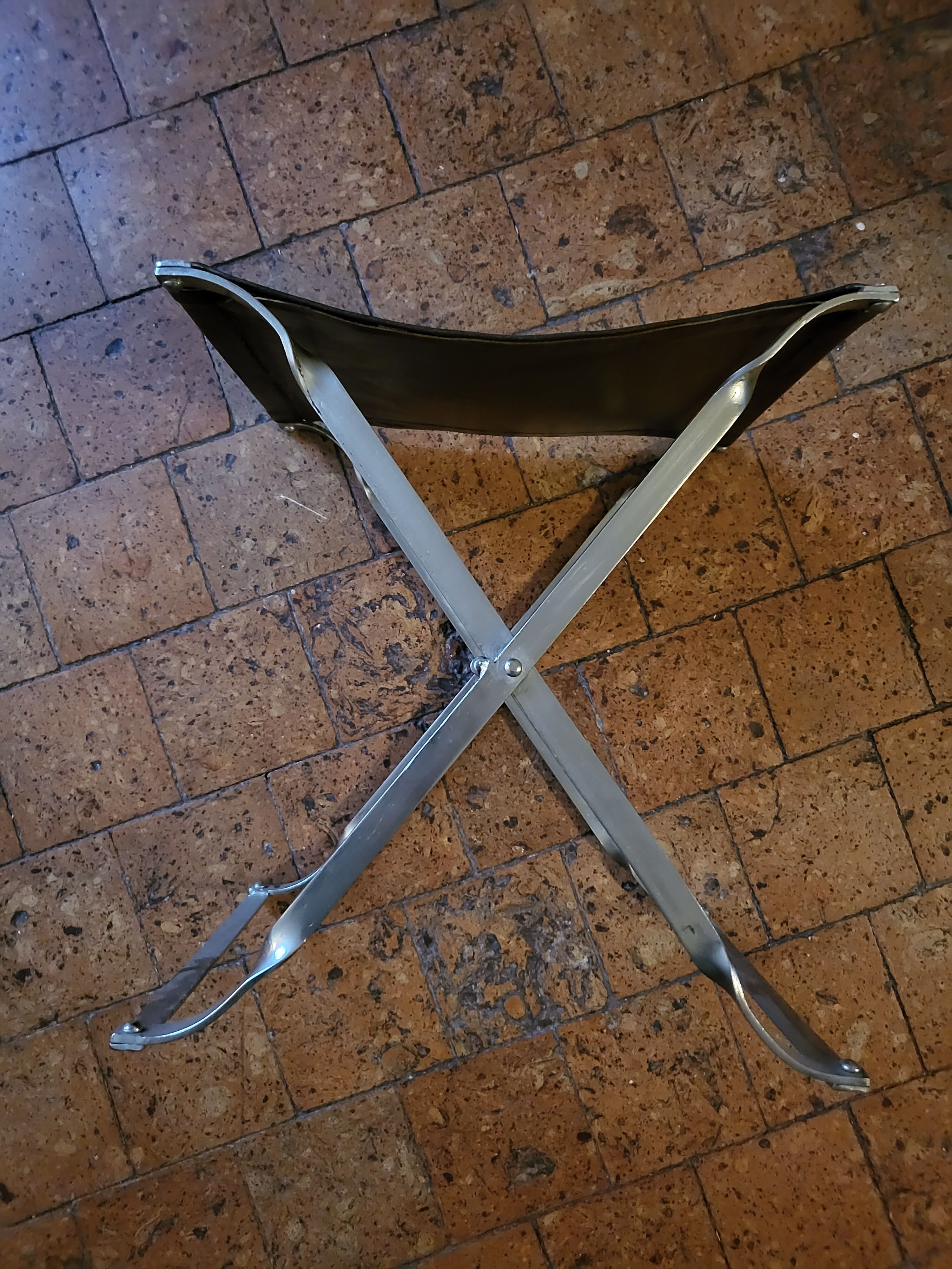 Tabouret pliant en acier et cuir