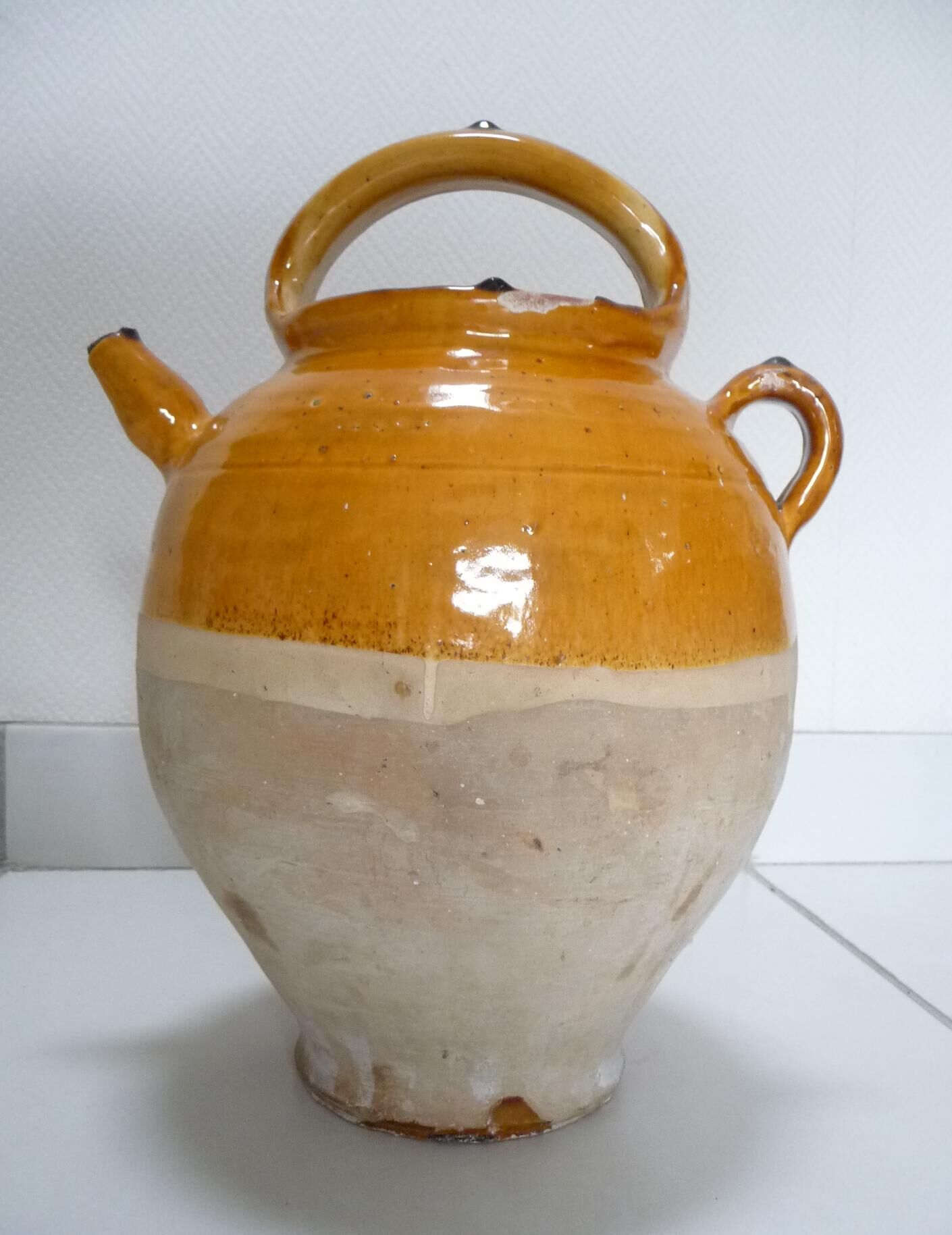 Poterie ancienne, cruche à eau