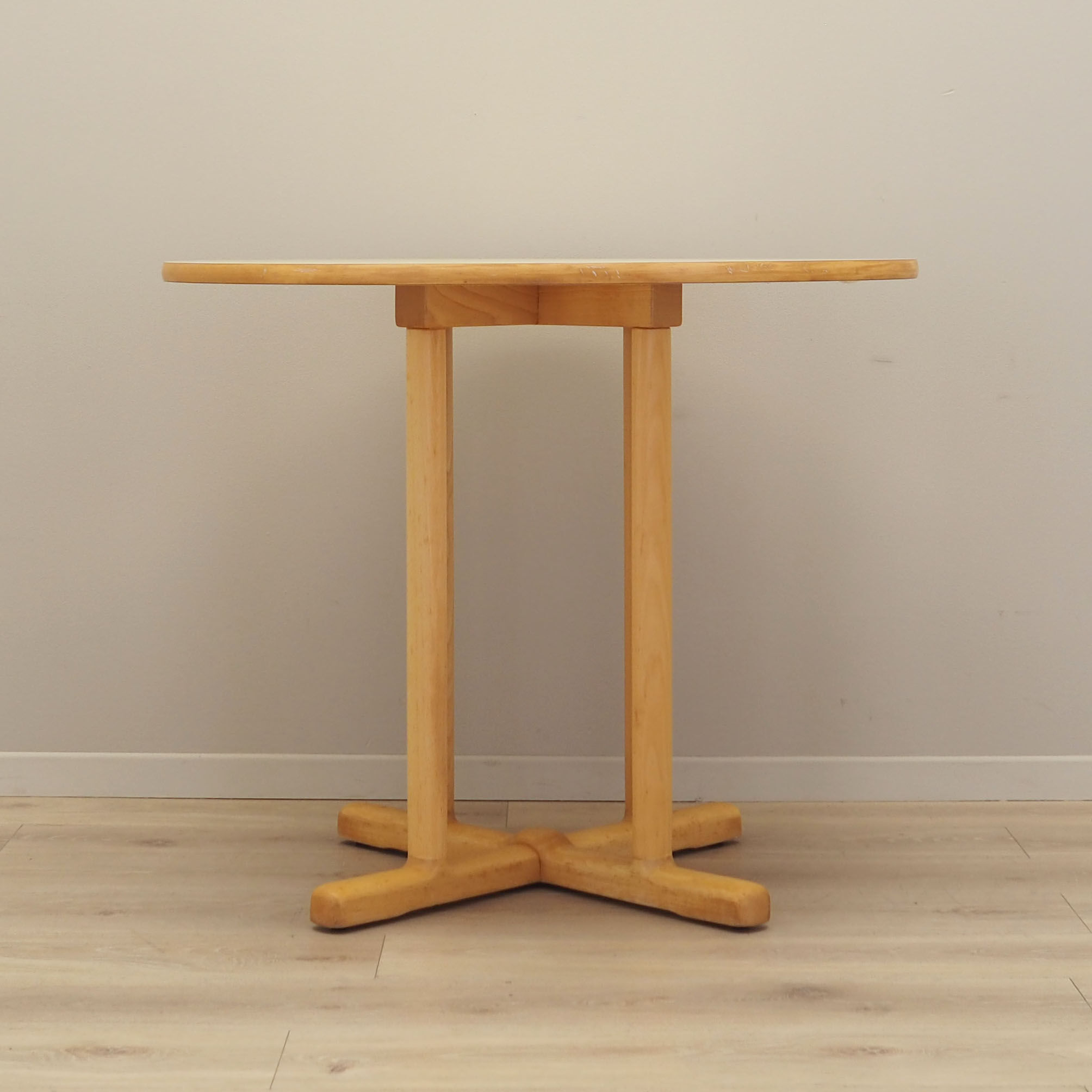Table ronde en hêtre, design danois, années 1990, production: Danemark