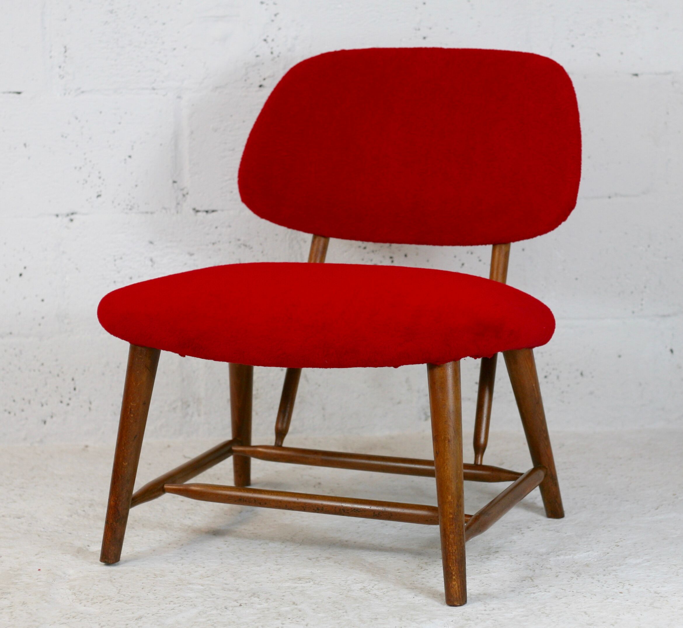 Chauffeuse by Alf Svensson, Model TeVe, published by Ljungs Industrier, Sweden, 1953. Retyped red.