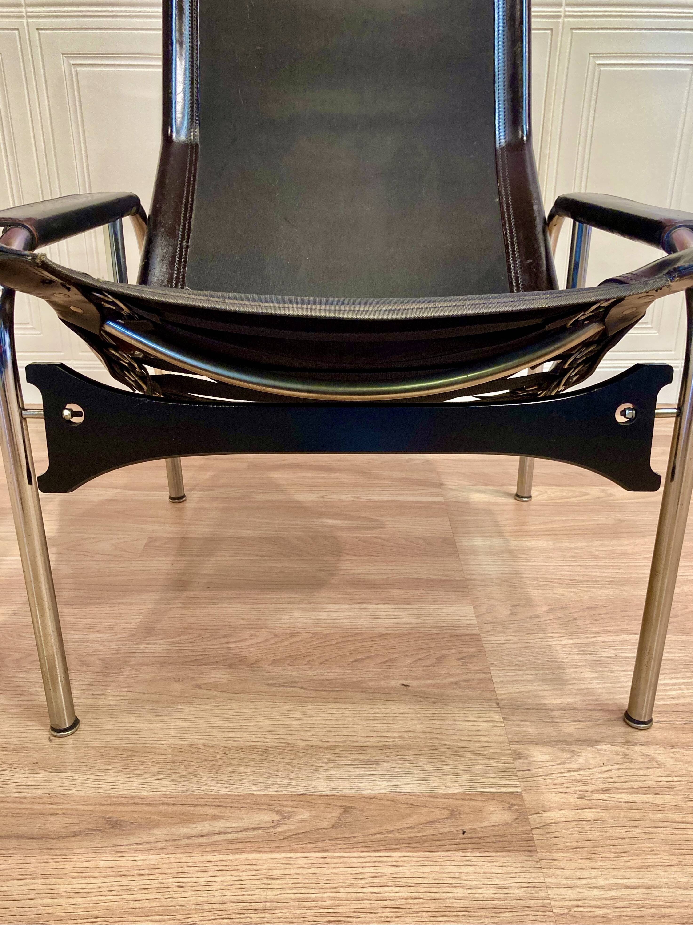 Set of 2 black leather and chrome reclining chairs designed by Hans Eichenberger.