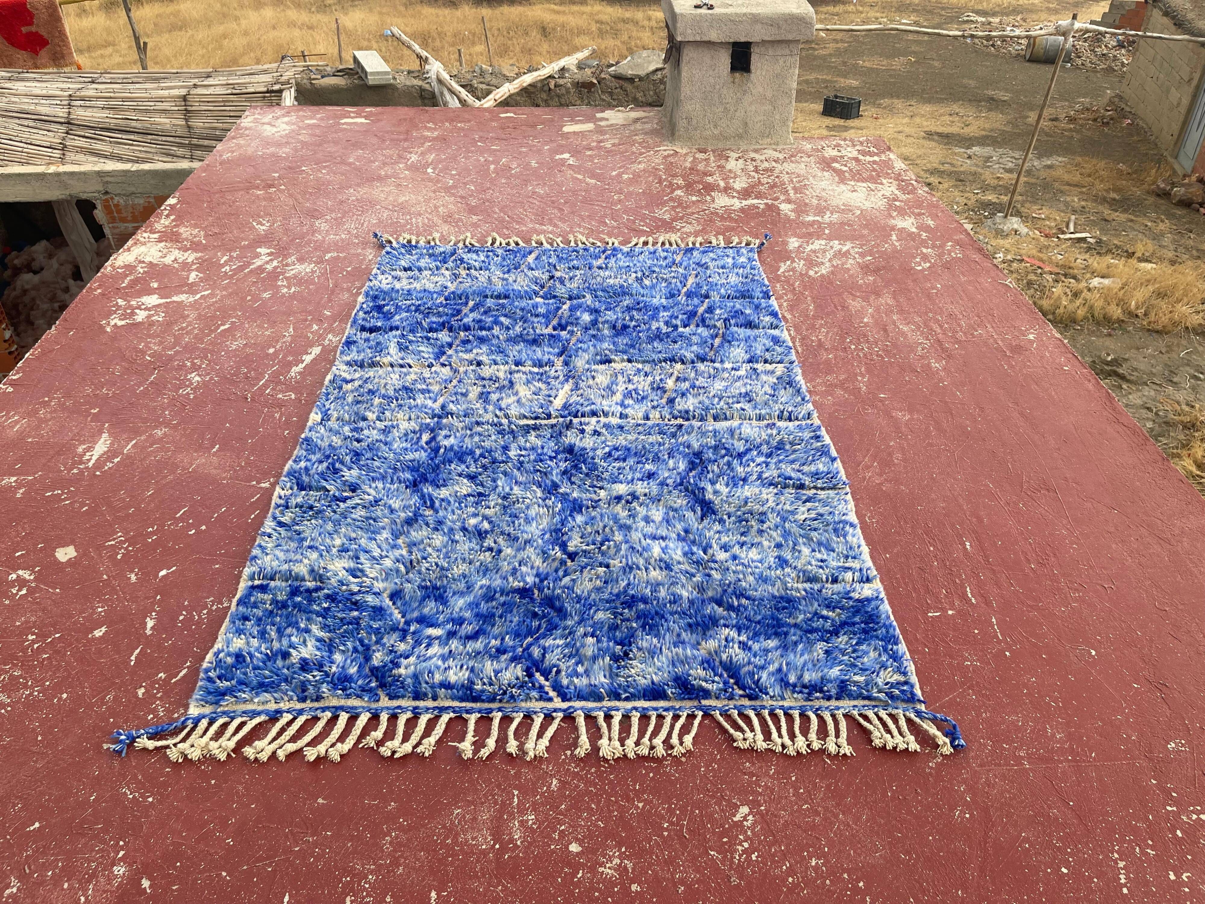 Moroccan Berber rug in royal blue 250x150 cm – geometric pattern – handmade