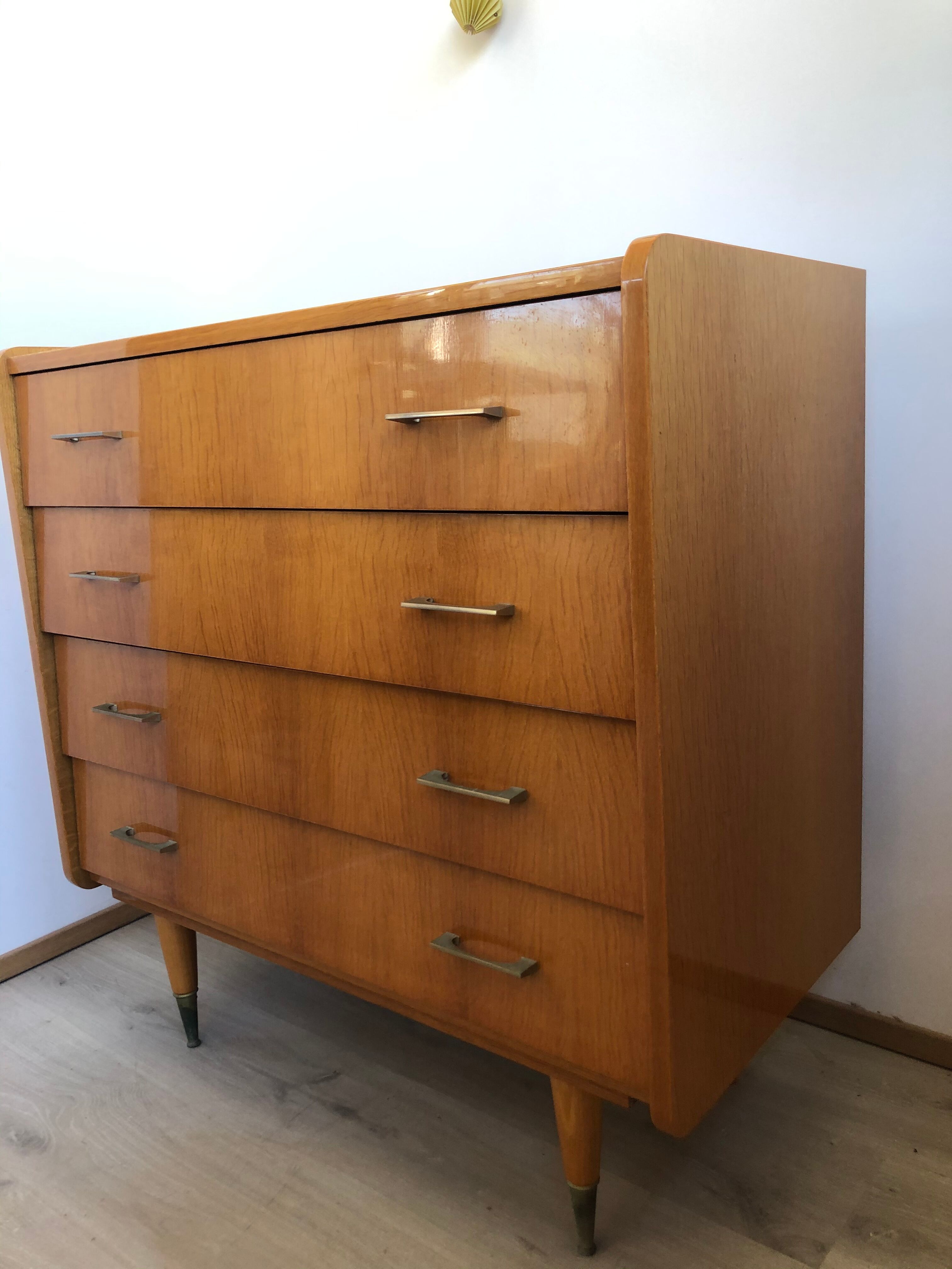 Beautiful 60s honey chest of drawers in a beautiful state