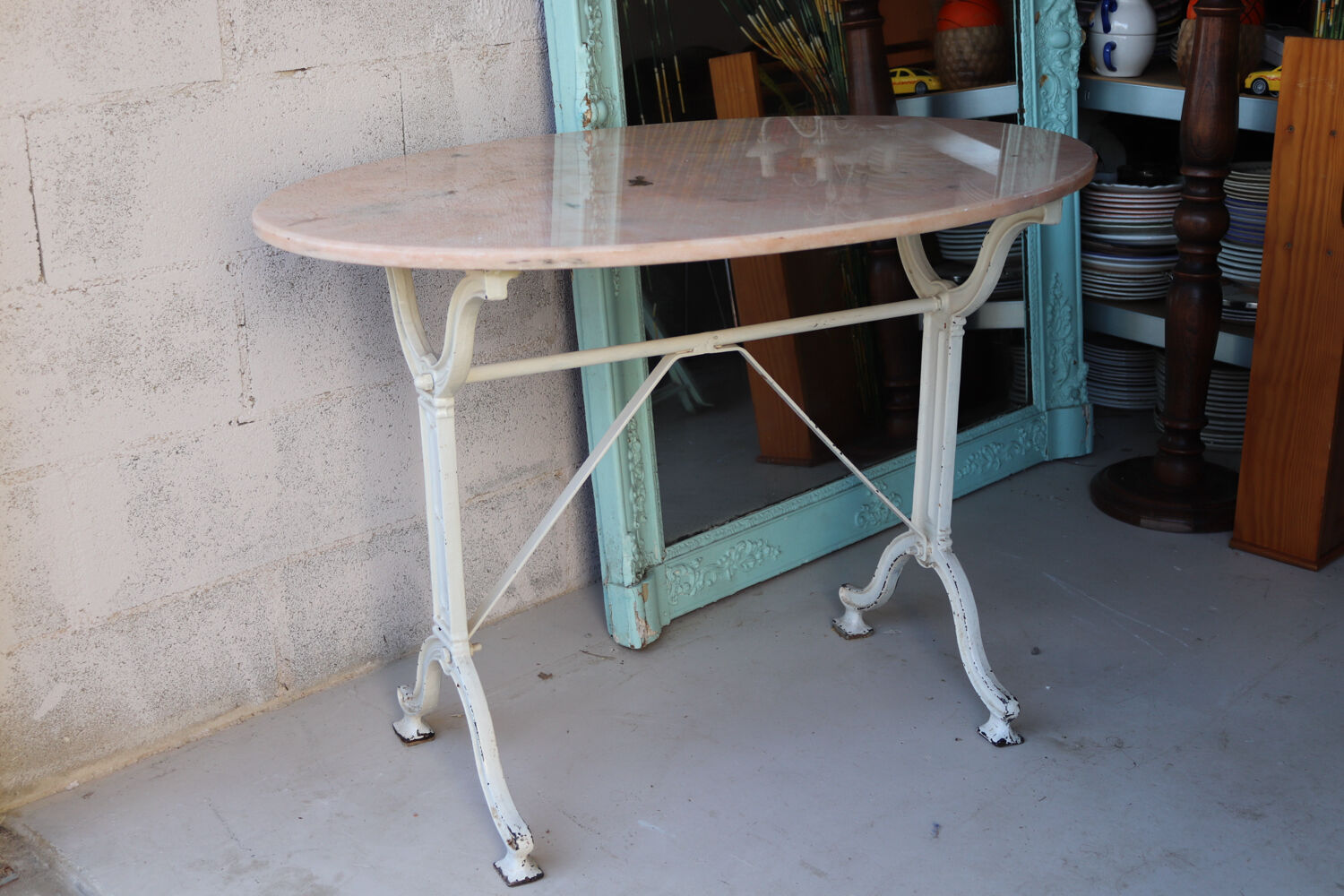 Antique garden table in cast iron and pink marble.